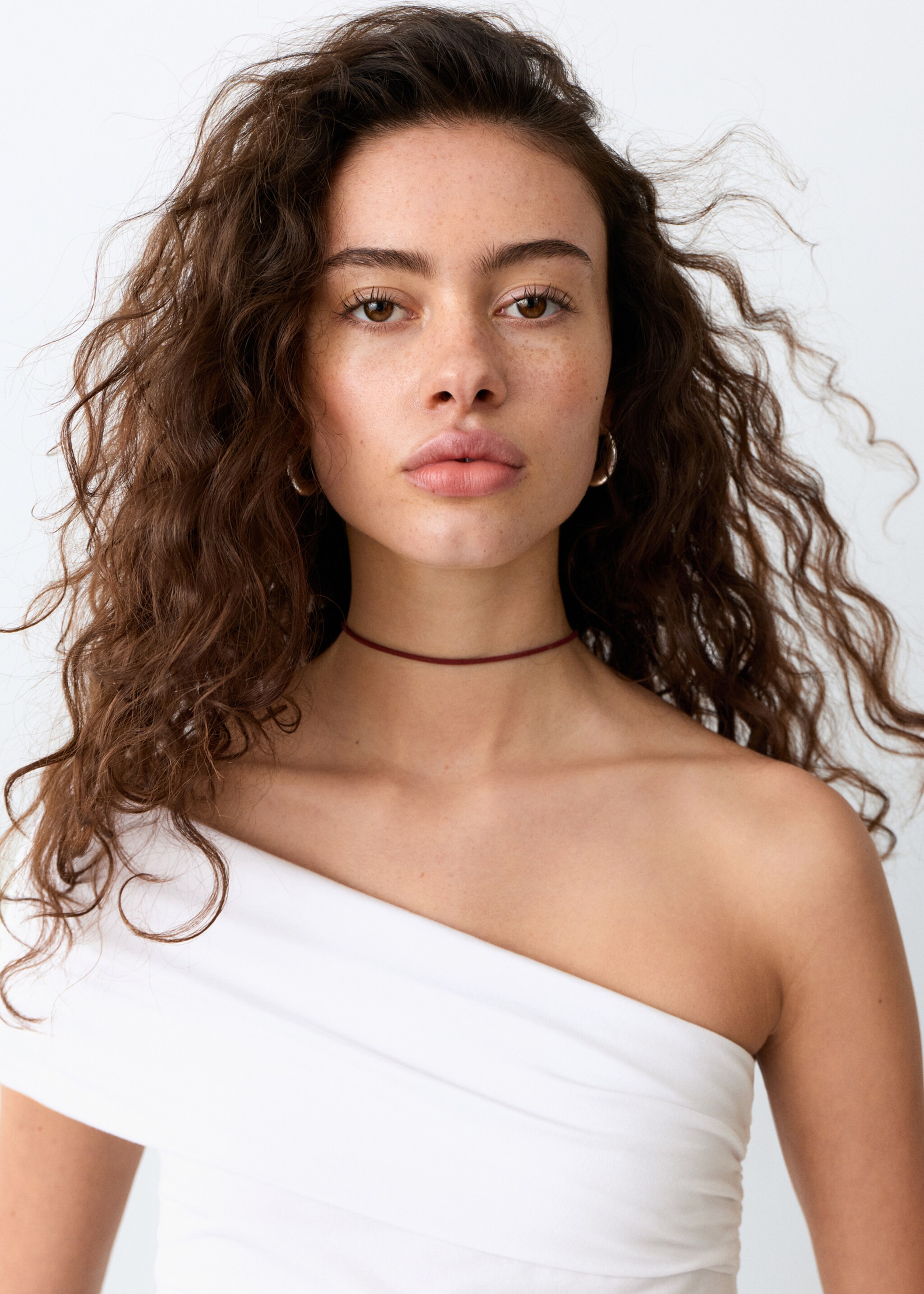 Top palabra de honor asimétrico - Detalle del artículo 1, Blanco roto. Ref: 27016746-00.