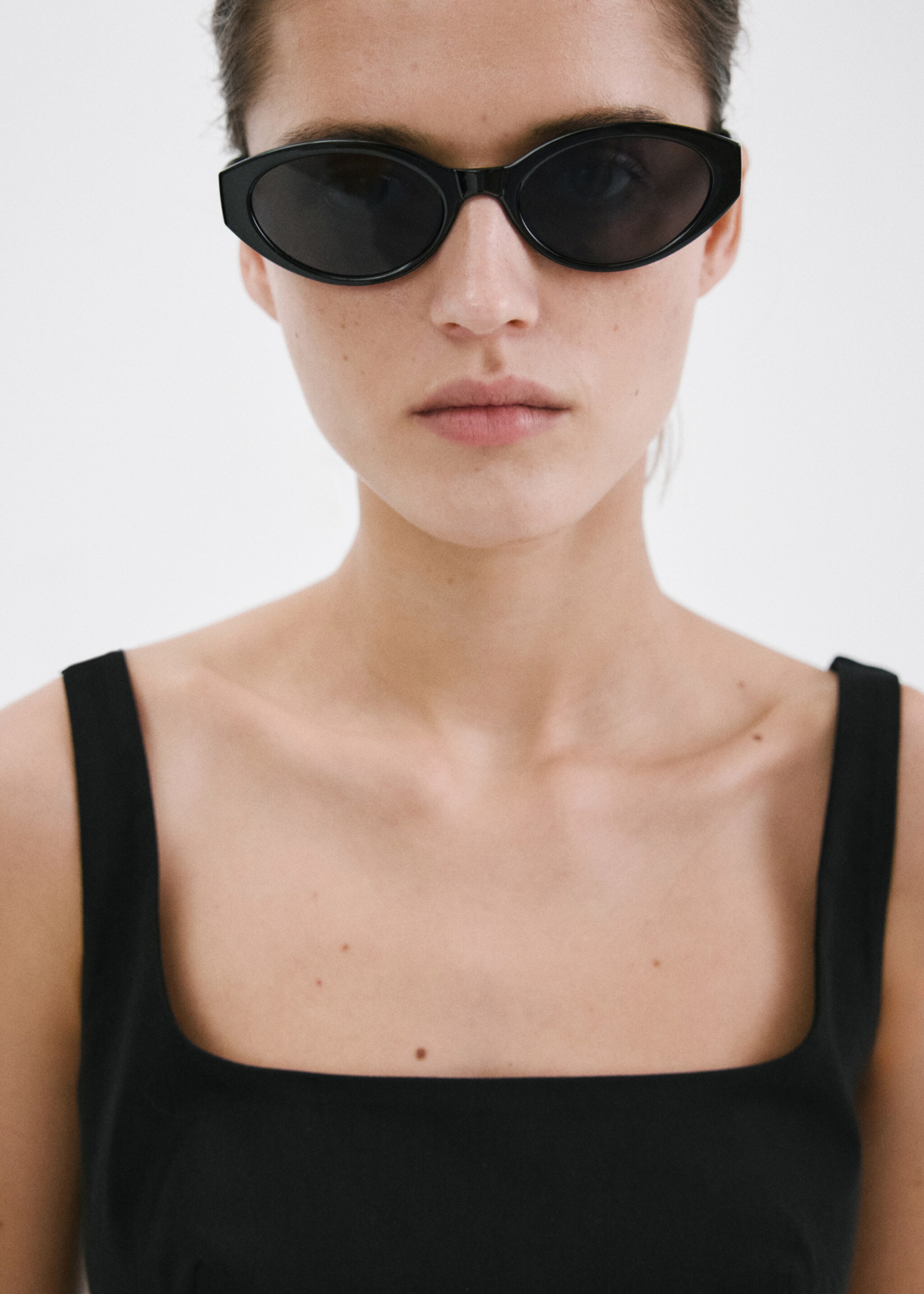 Top ajusté décolleté - Détail de l'article 1, Noir. Ref: 27017152-00.