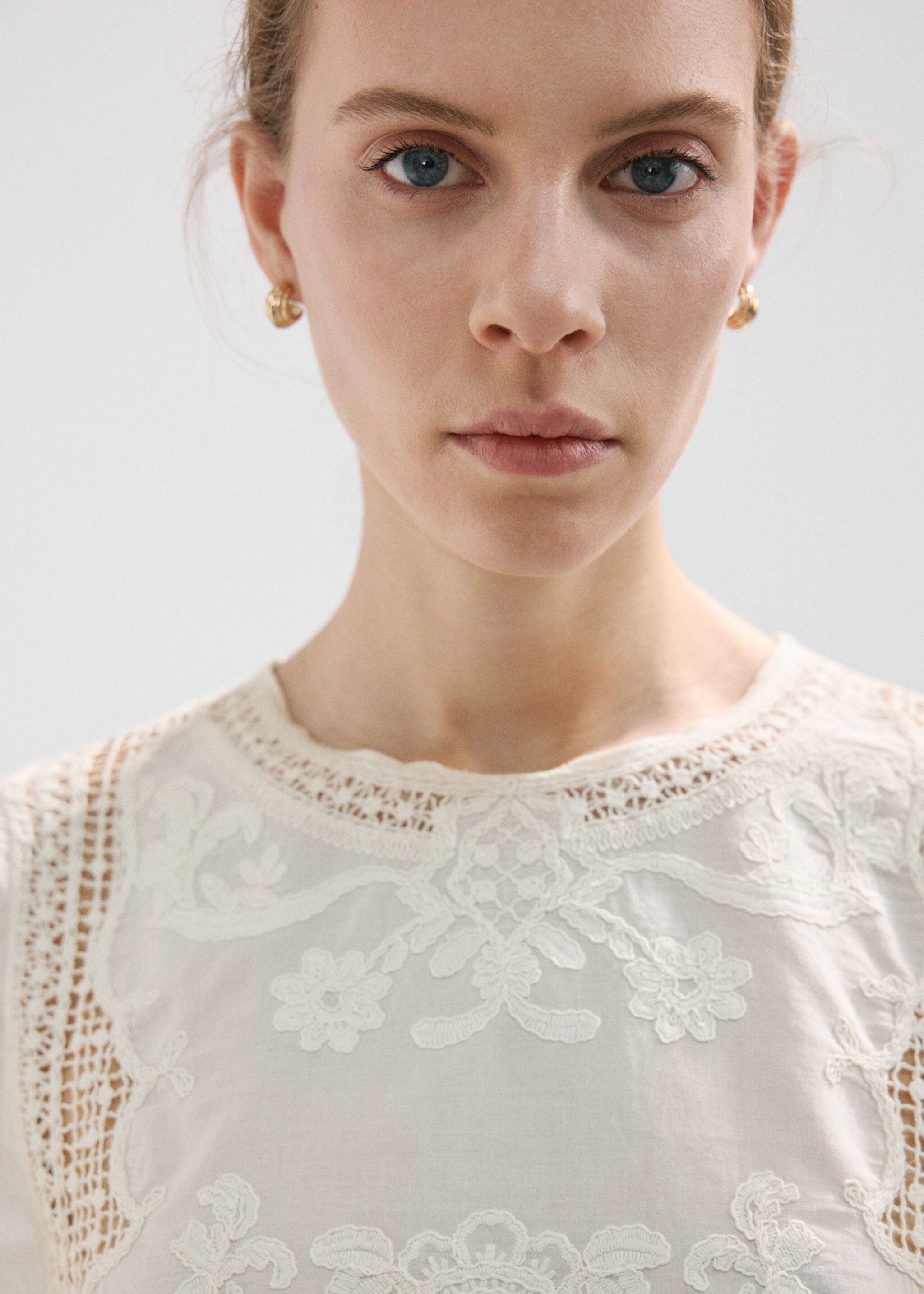 Top en coton avec détails brodés - Détail de l'article 1, Blanc cassé. Ref: 27017158-00.