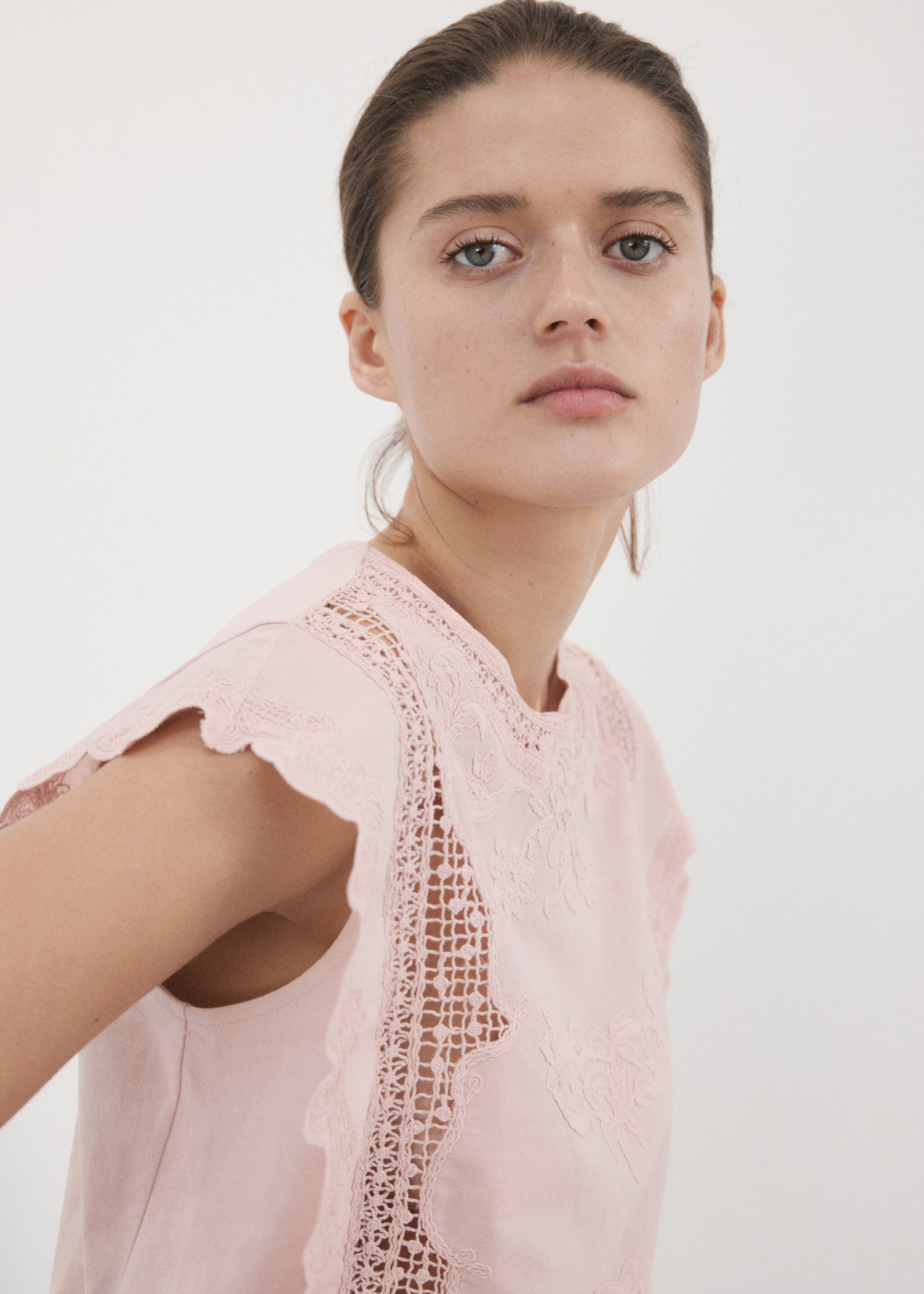 Cotton top with embroidered details - Details of the article 1, Pastel Pink. Ref: 27017158-00.