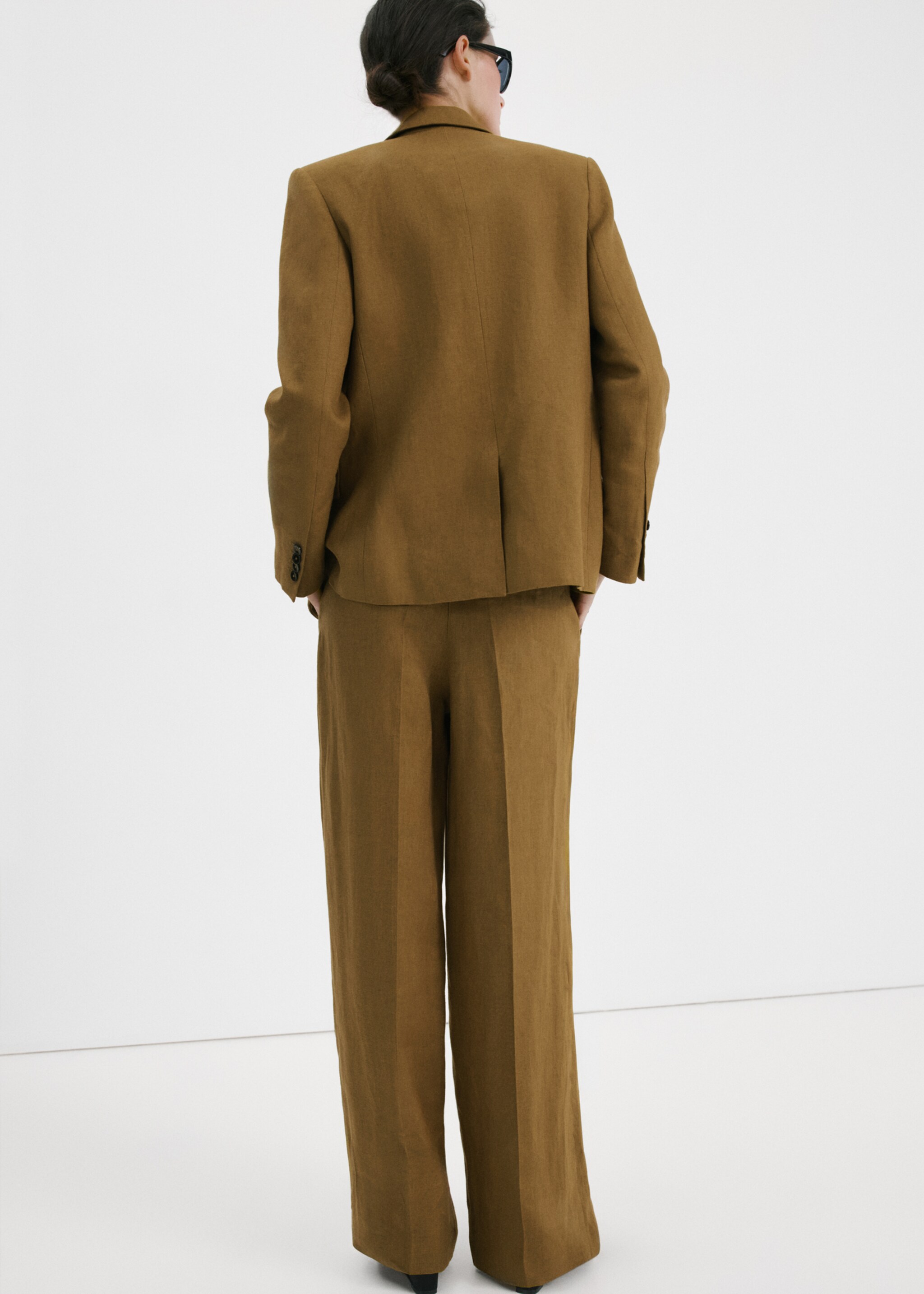 Pantalón traje recto lino - Reverso del artículo, Oliva. Ref: 27017162-00.