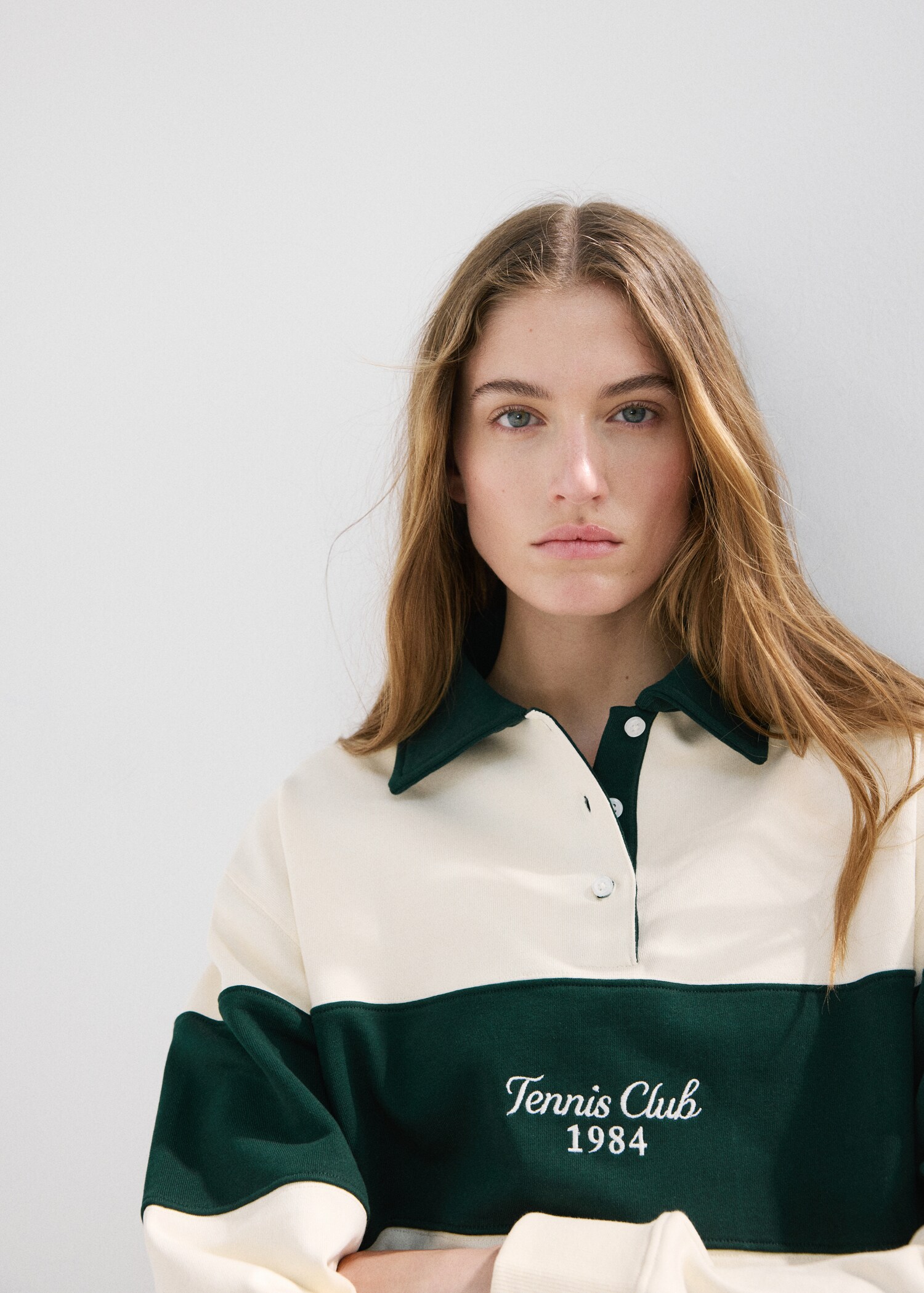 Sweat-shirt col polo avec message brodé - Détail de l'article 1