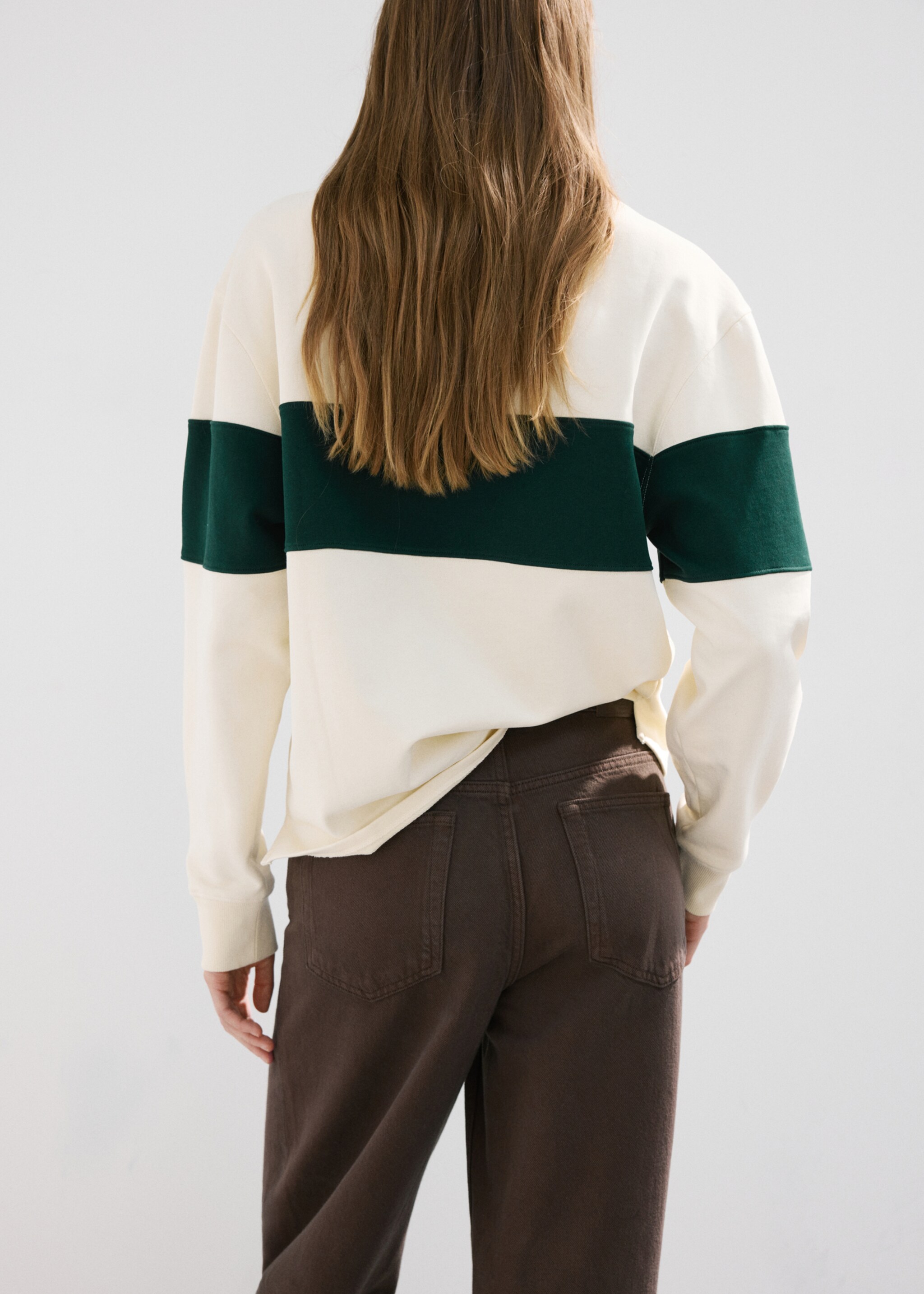 Sweat-shirt col polo avec message brodé - Verso de l’article, Écru. Ref: 27017165-00.