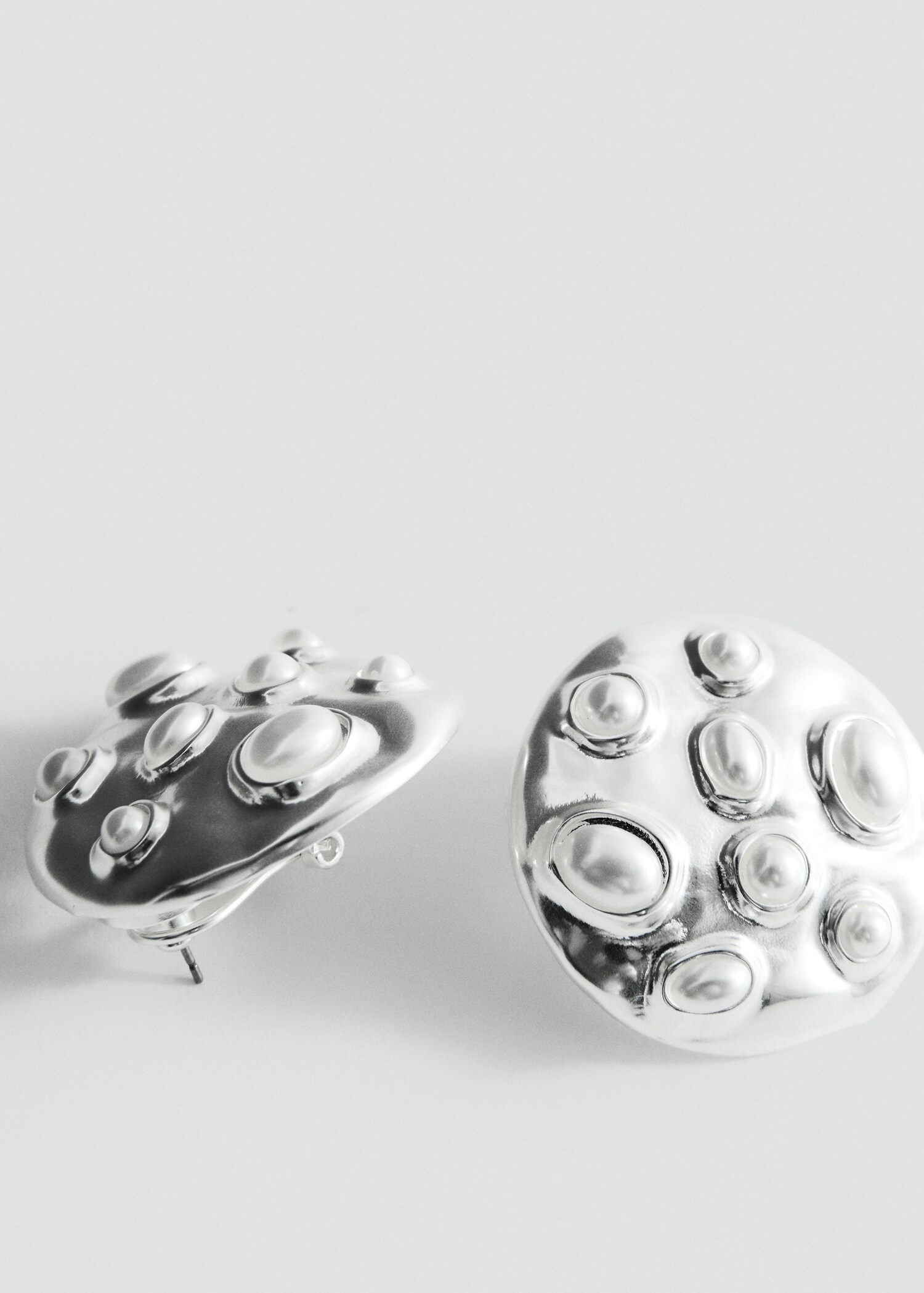 أقراط بتفاصيل لؤلؤية - رؤية وسط