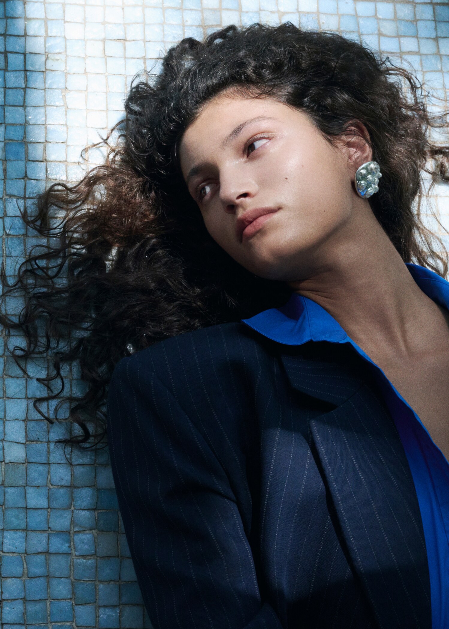 Round crystal appliqué earrings - Details of the article 9