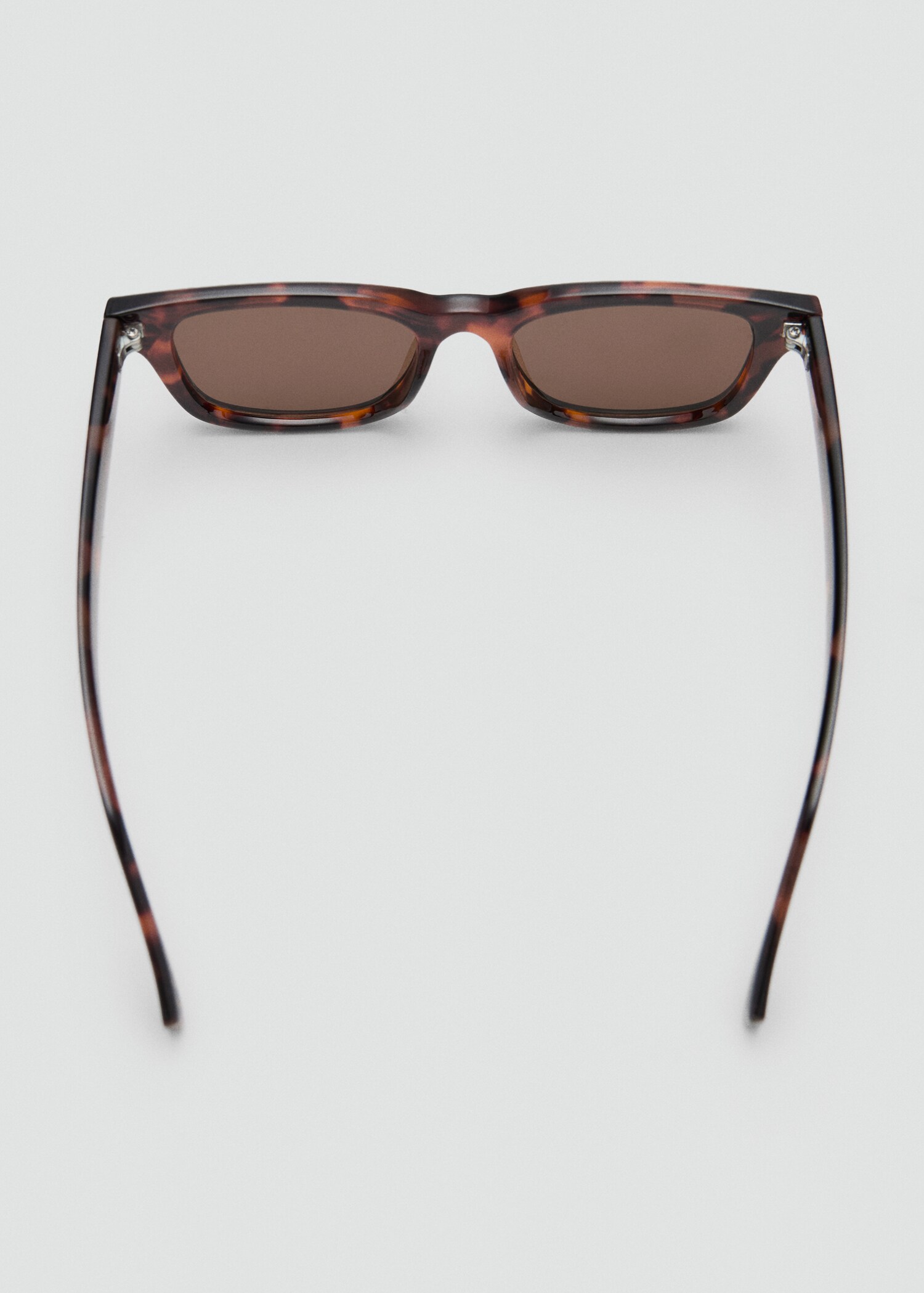 Солнцезащитные очки в пластиковой оправе - Деталь изделия 1