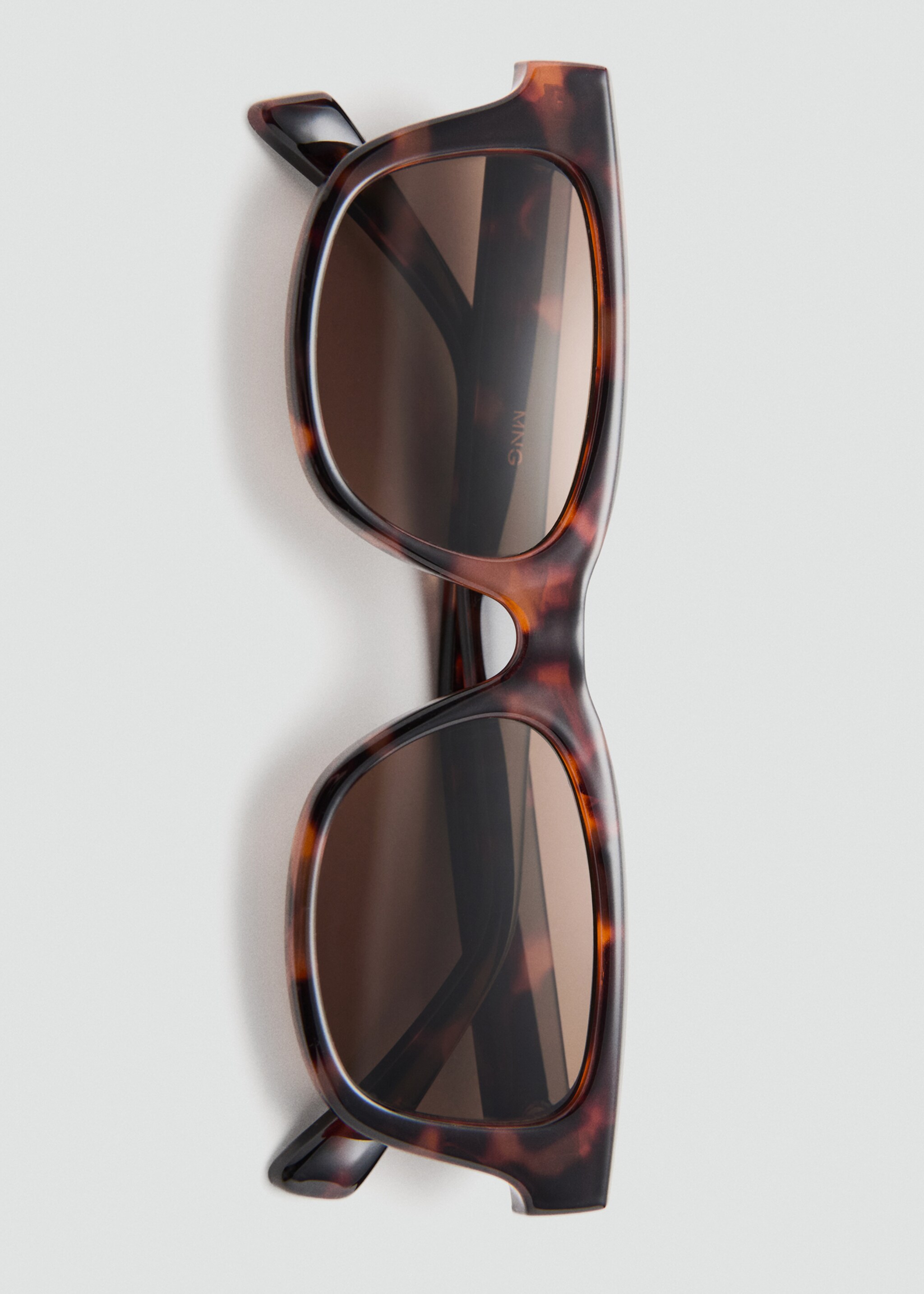 Солнцезащитные очки в пластиковой оправе - Деталь изделия 2, Шоколадный. Ref: 27017893-00.