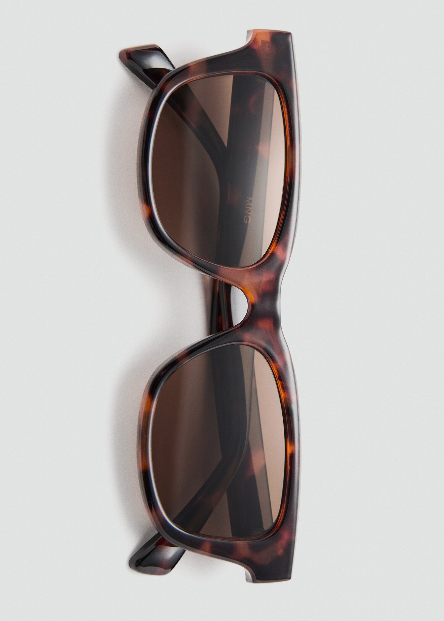 Солнцезащитные очки в пластиковой оправе - Деталь изделия 2