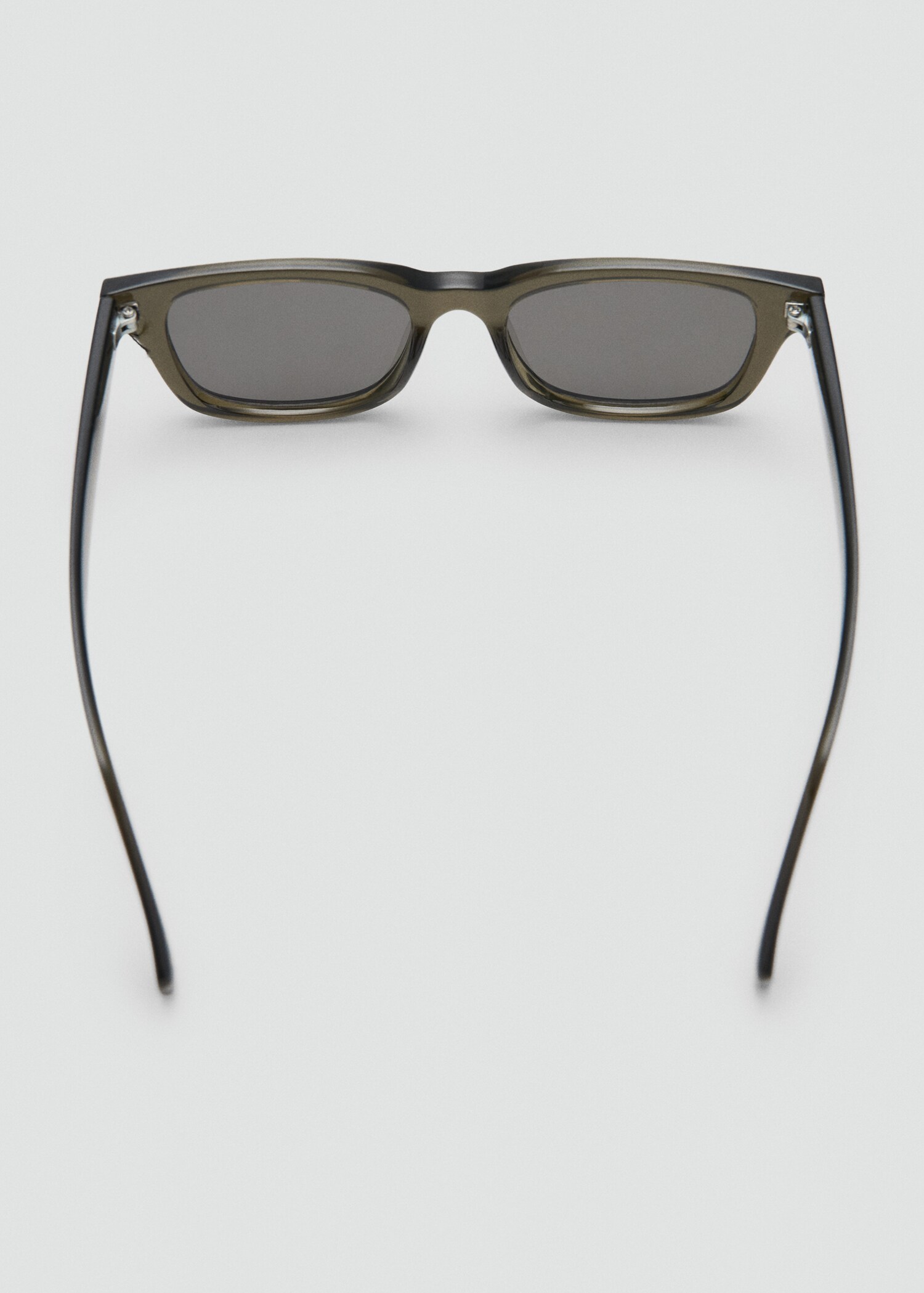 Солнцезащитные очки в пластиковой оправе - Деталь изделия 1