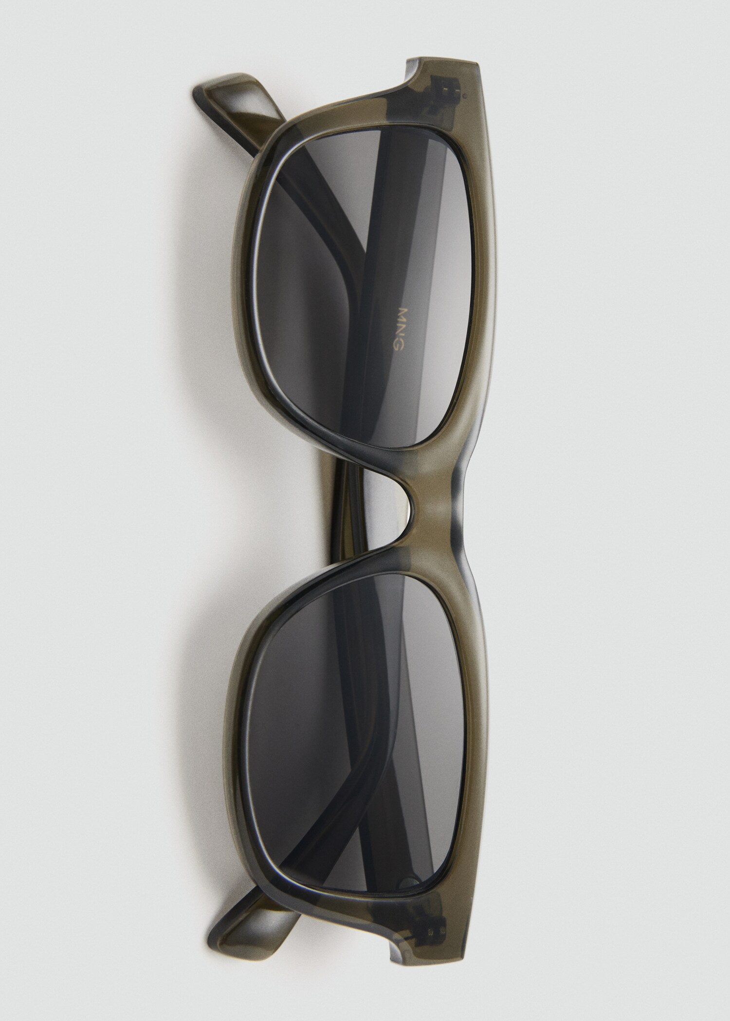 Солнцезащитные очки в пластиковой оправе - Деталь изделия 2