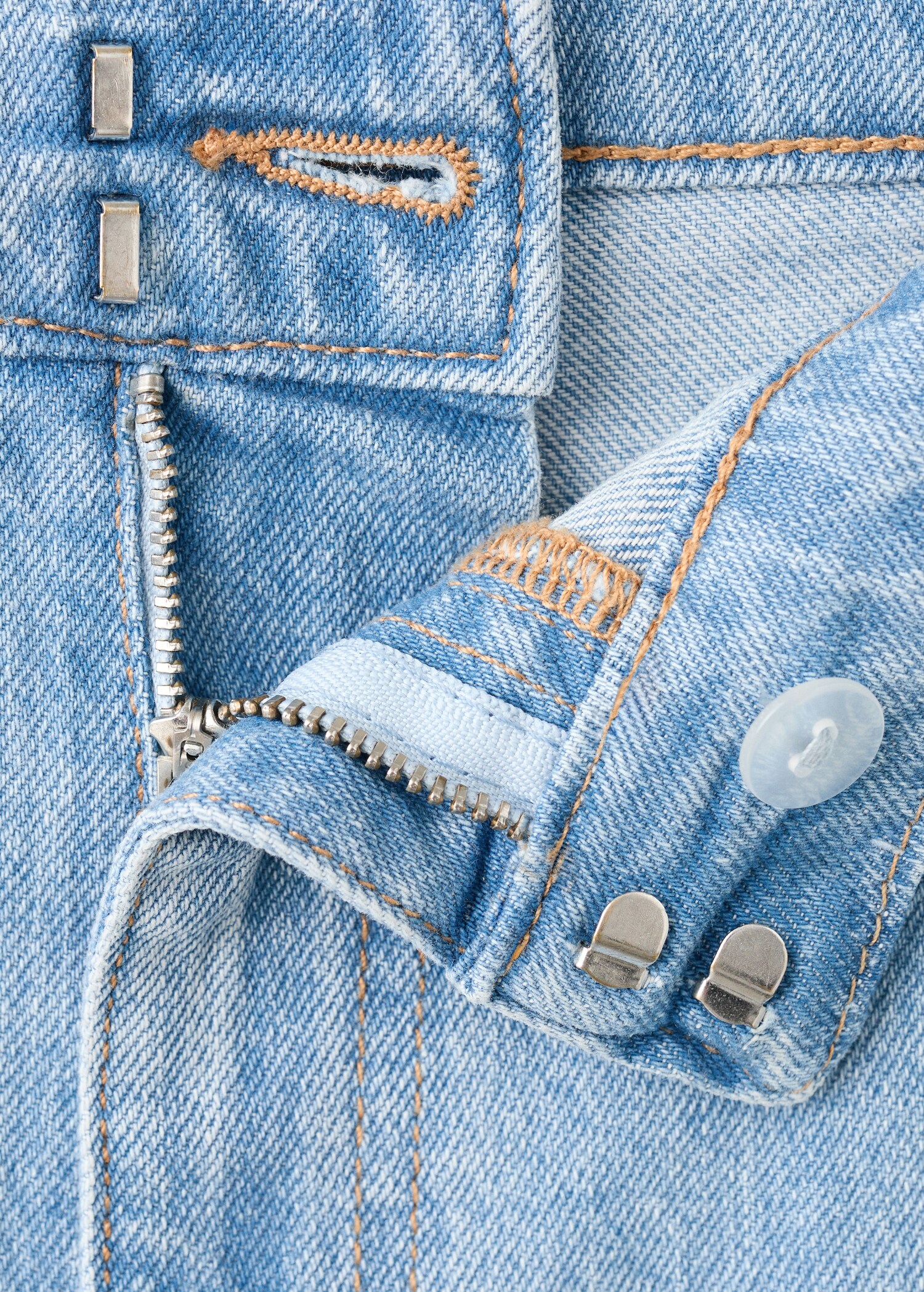 Wide leg mid-rise trousers with pockets - Details of the article 0