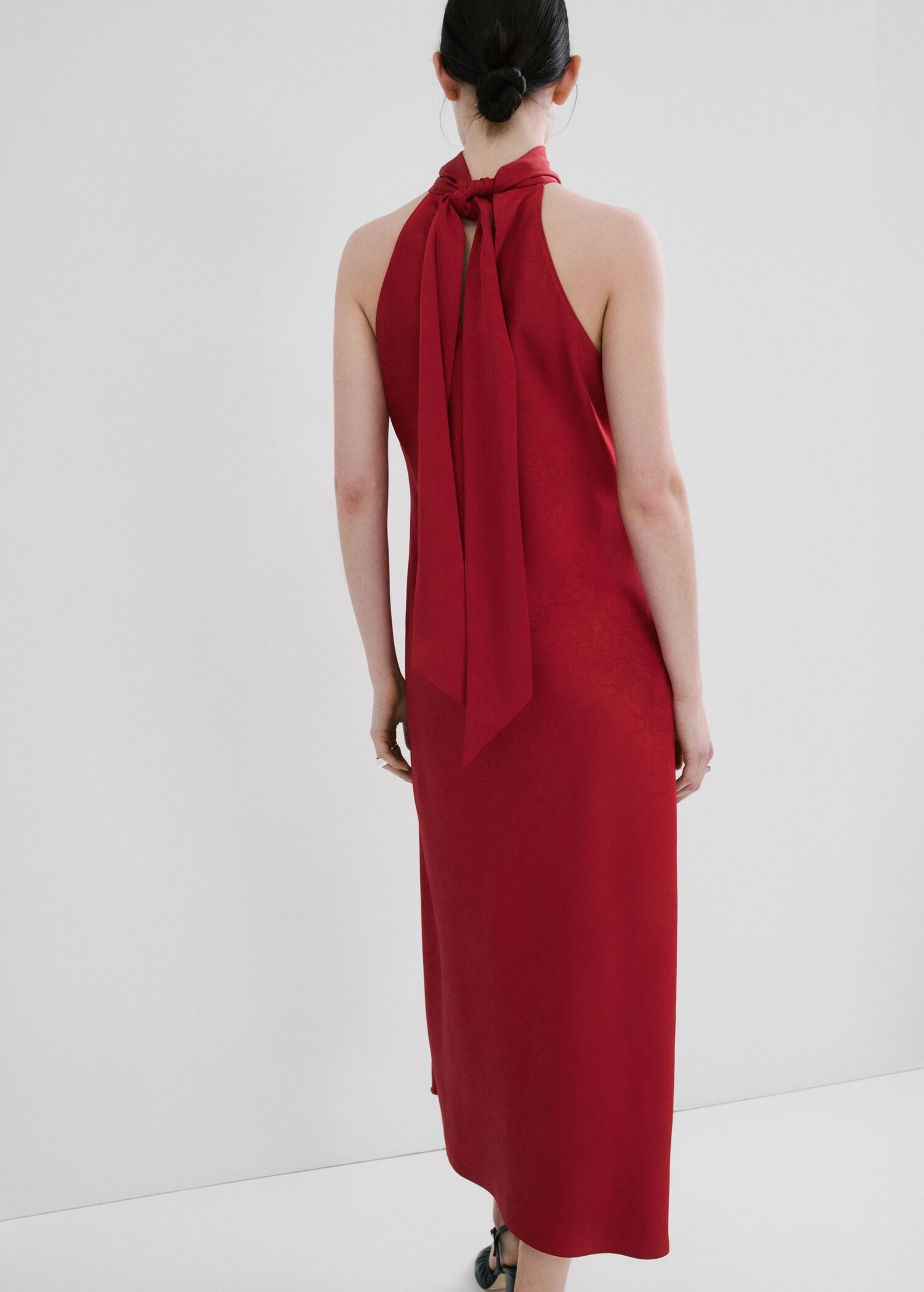 Halter-neck dress with bow - Reverse of the article