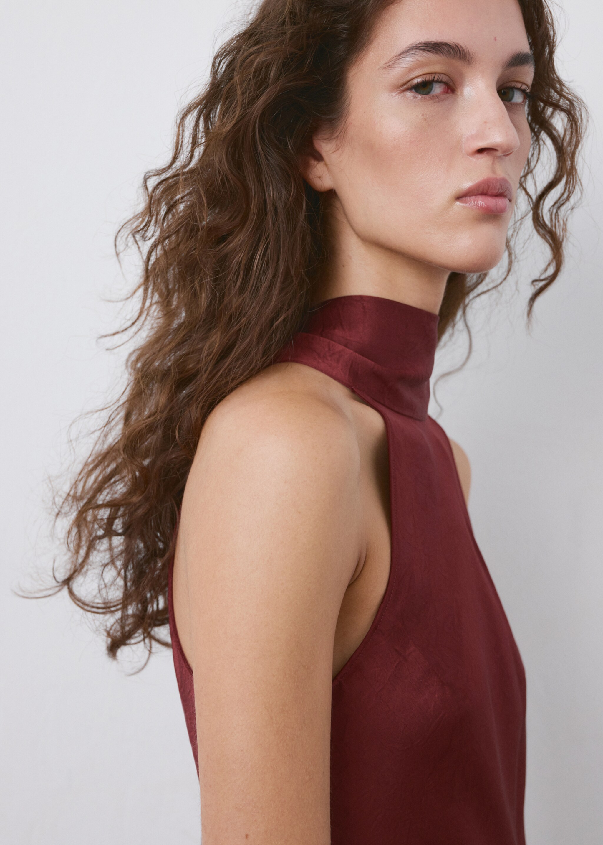 Vestido cuello halter lazo - Detalle del artículo 1, Burdeos. Ref: 27019069-00.