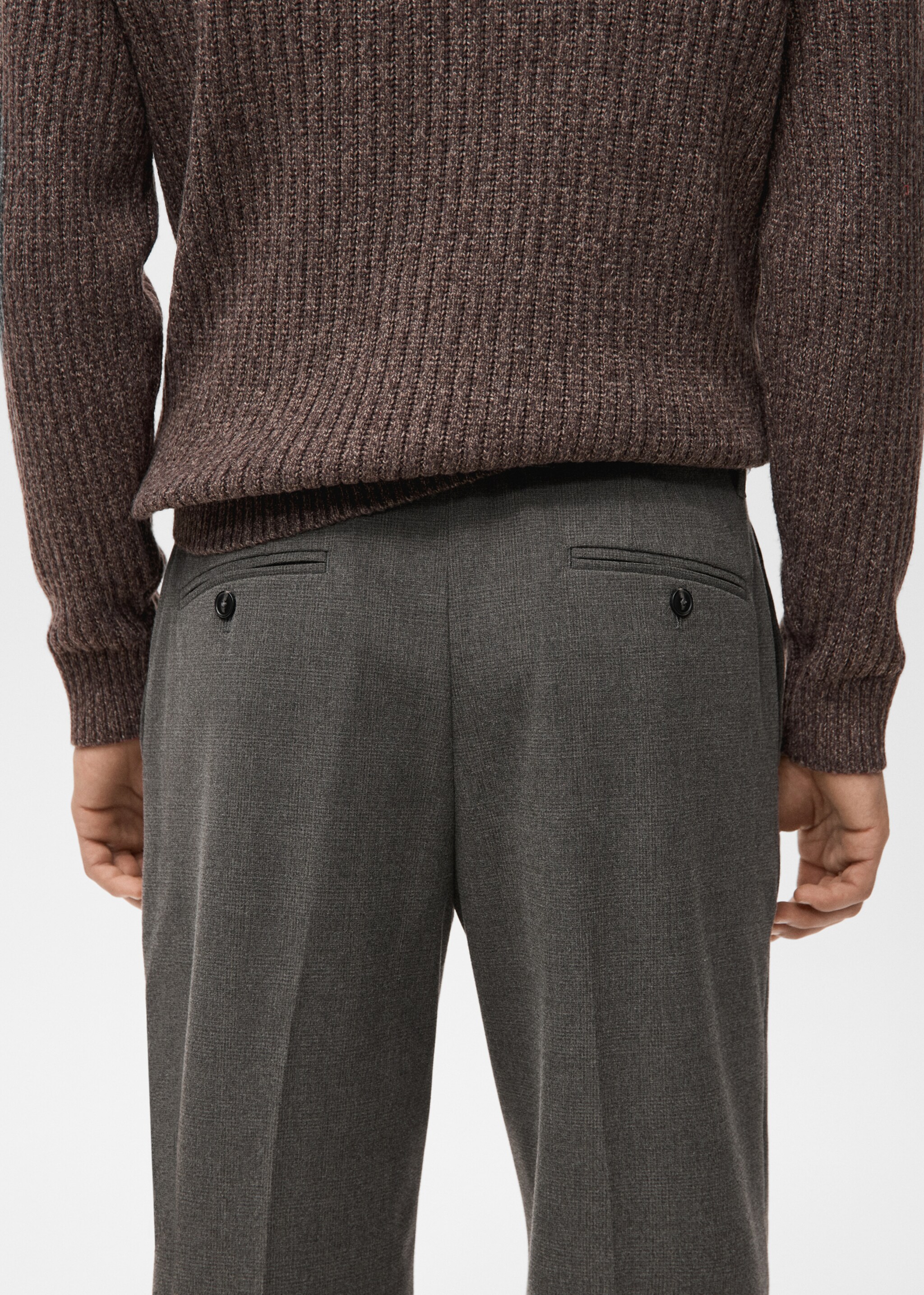 Pantalón regular fit pinzas - Detalle del artículo 6, Marrón medio. Ref: 27021189-00.