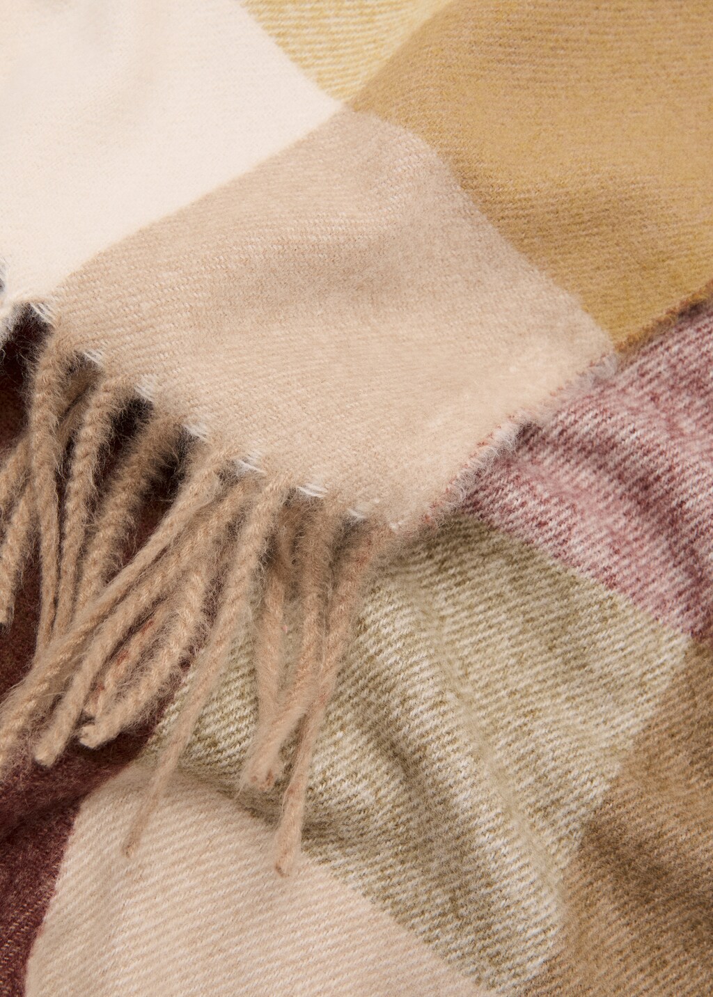 Check scarf with fringed ends