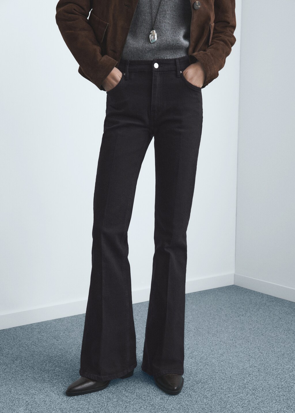 Violet flared high-rise jeans - Women | MANGO Philippines