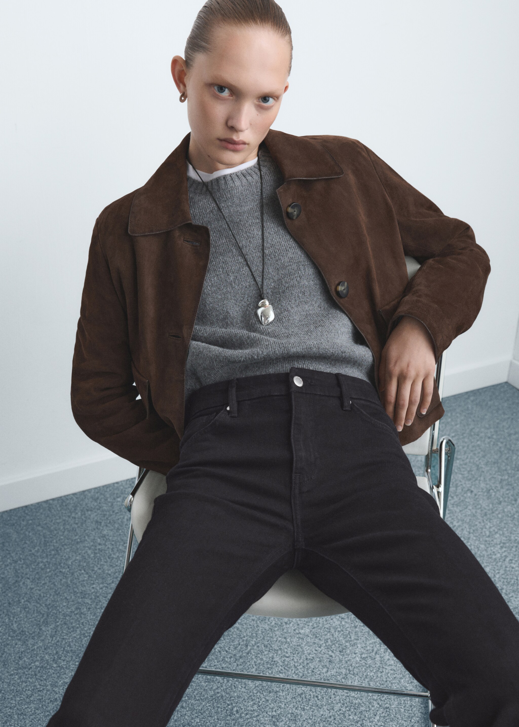 Violet flared high-rise jeans - Details of the article 2, Black denim. Ref: 27021192-00.