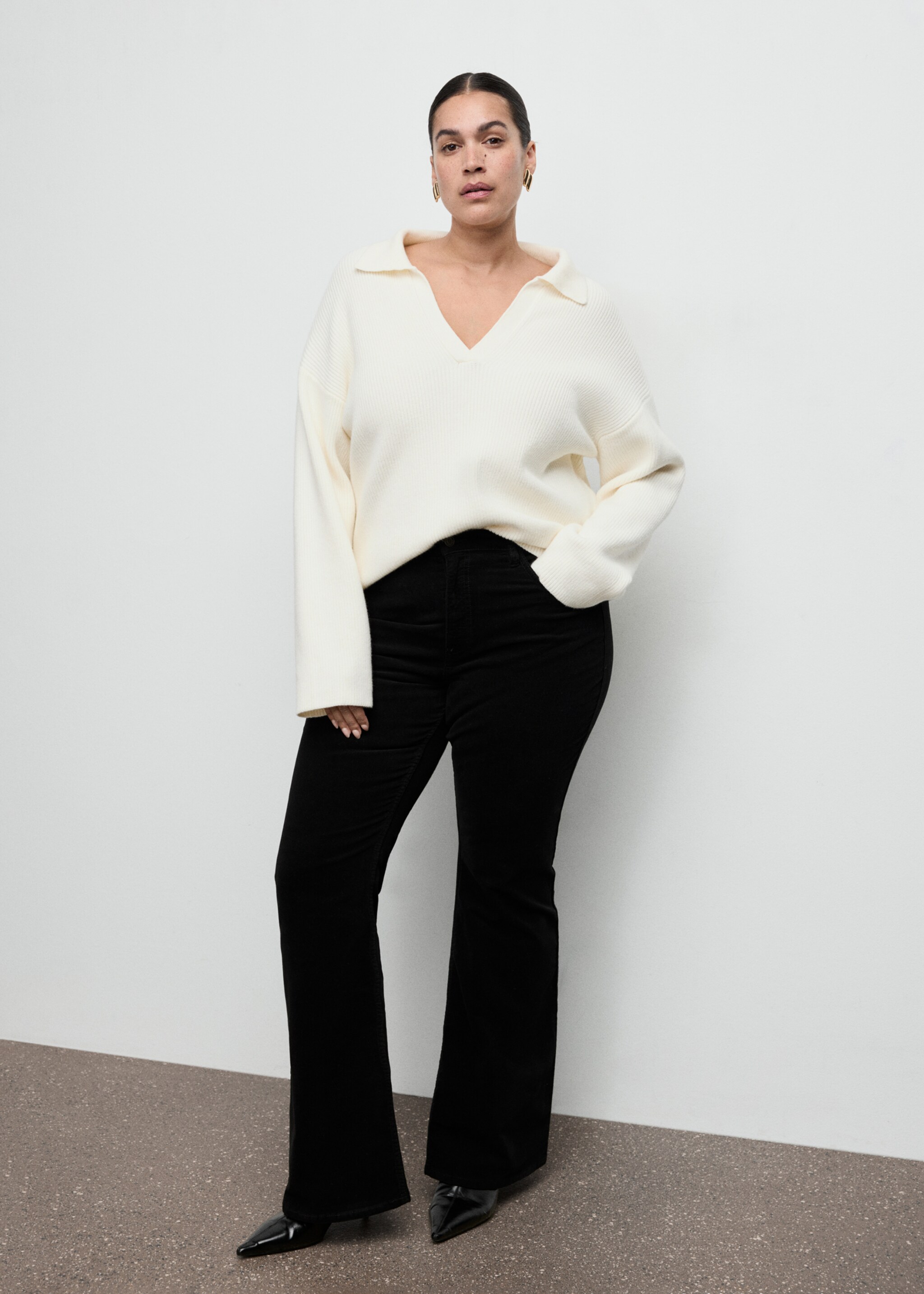 Velvet flared jeans - Details of the article 3, Black. Ref: 27021199-00.