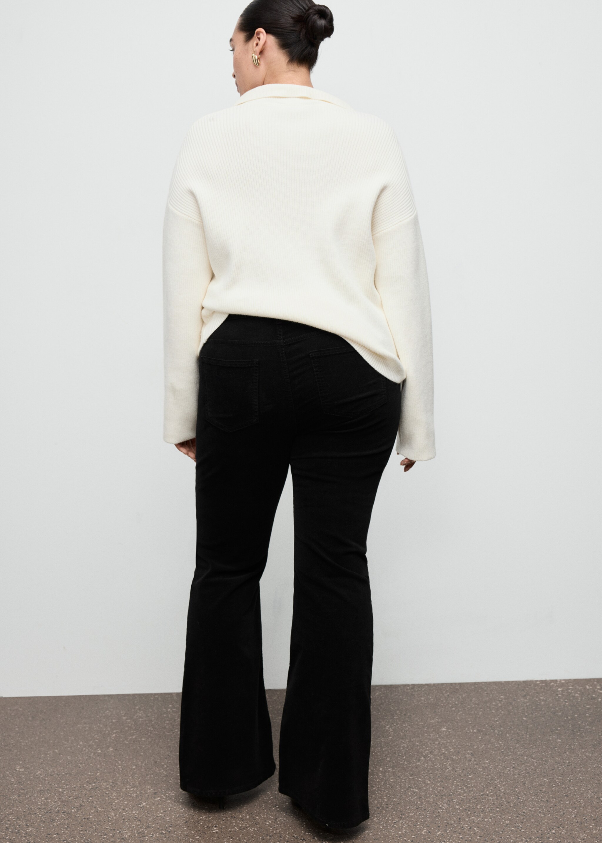 Velvet flared jeans - Details of the article 4, Black. Ref: 27021199-00.