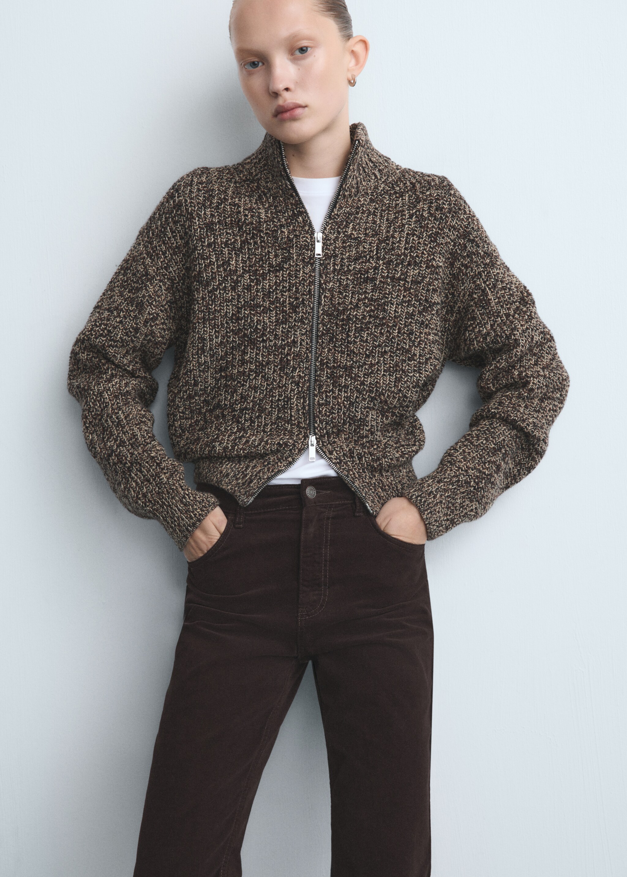 Velvet flared jeans - Details of the article 2, Chocolate. Ref: 27021200-00.