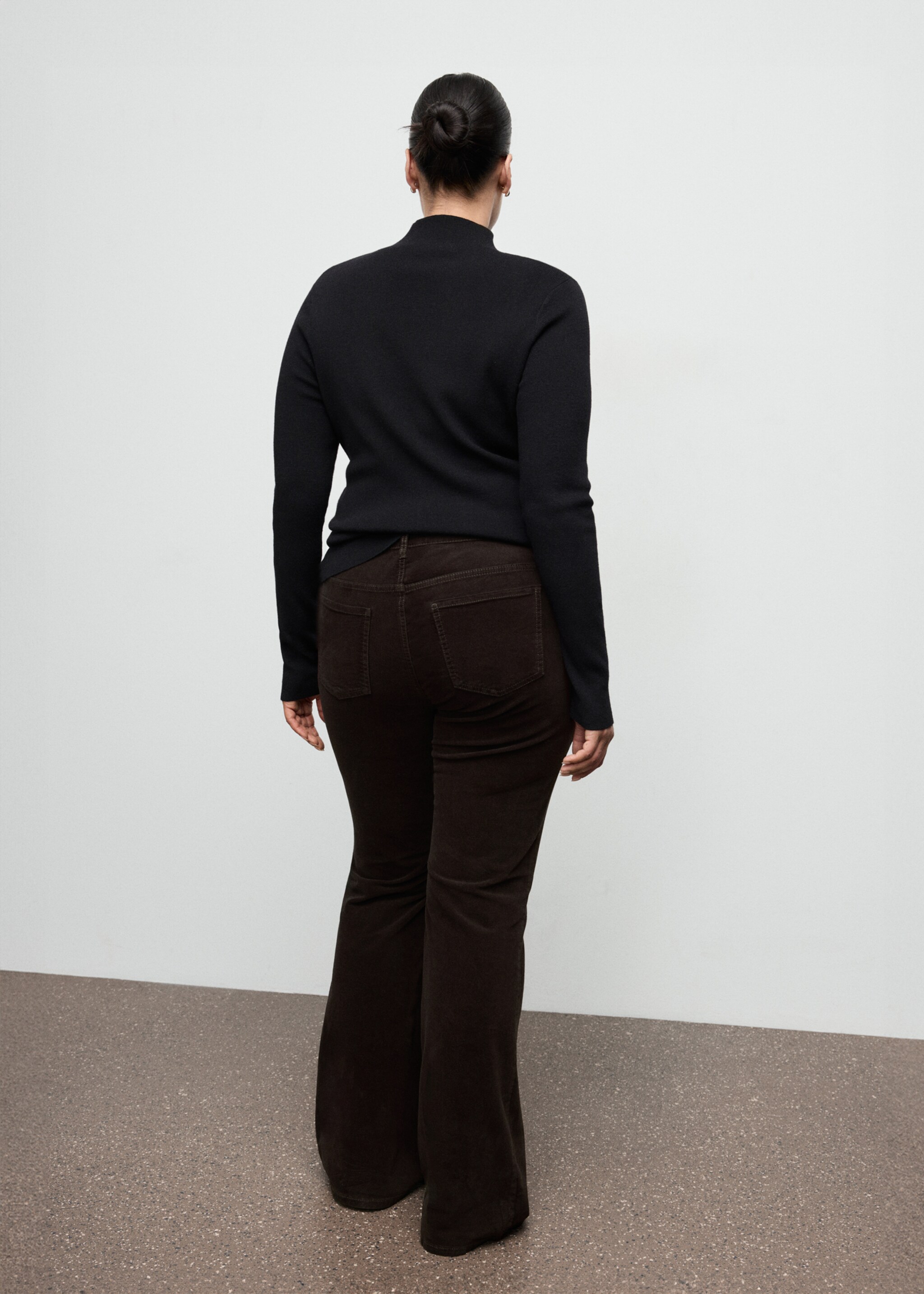 Velvet flared jeans - Details of the article 4, Chocolate. Ref: 27021200-00.
