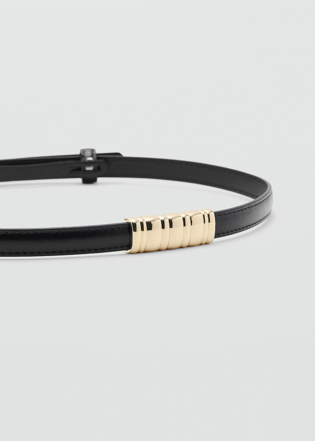 Thin belt with metal detail - image 3