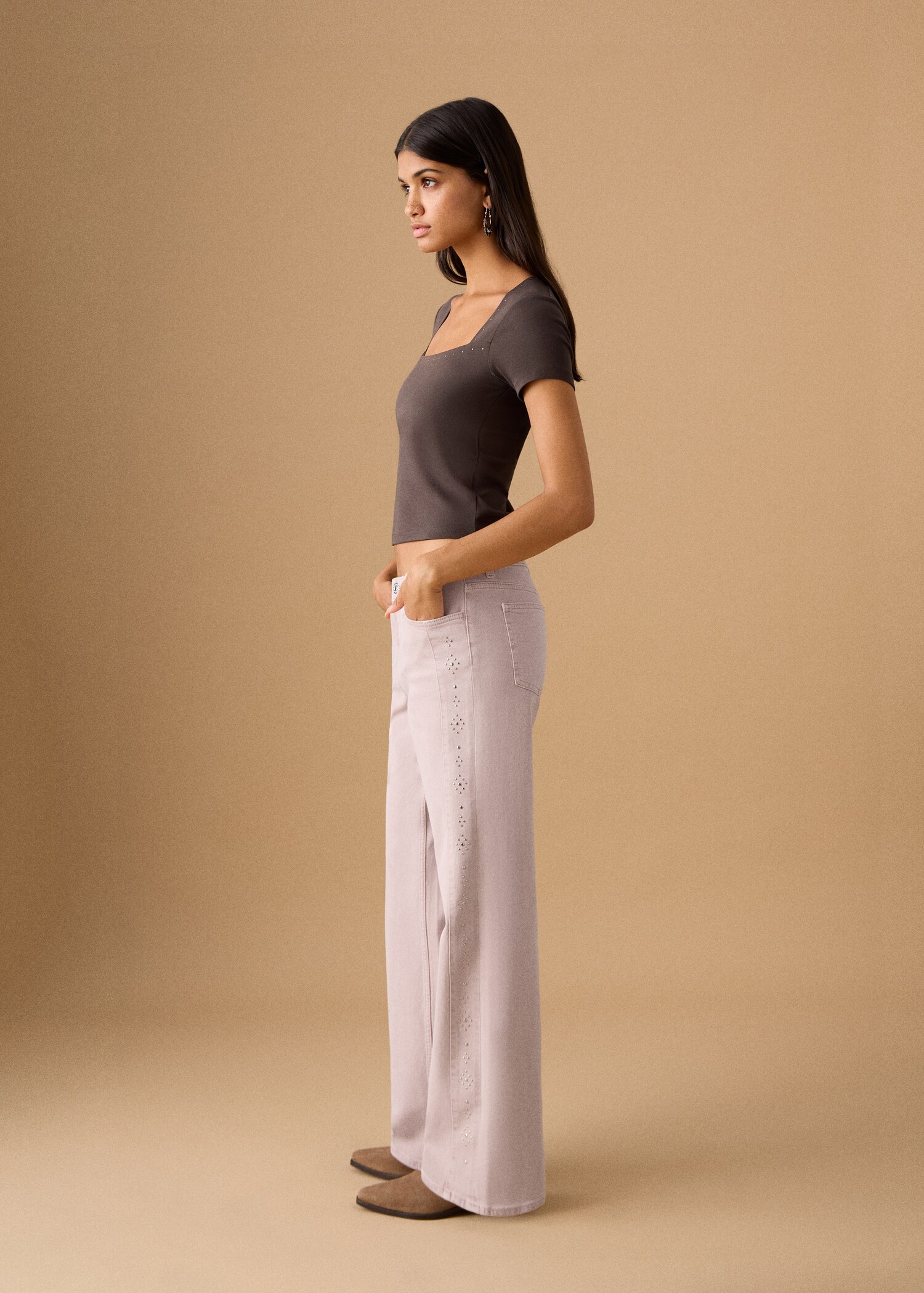 Jean taille basse à clous - Plan moyen