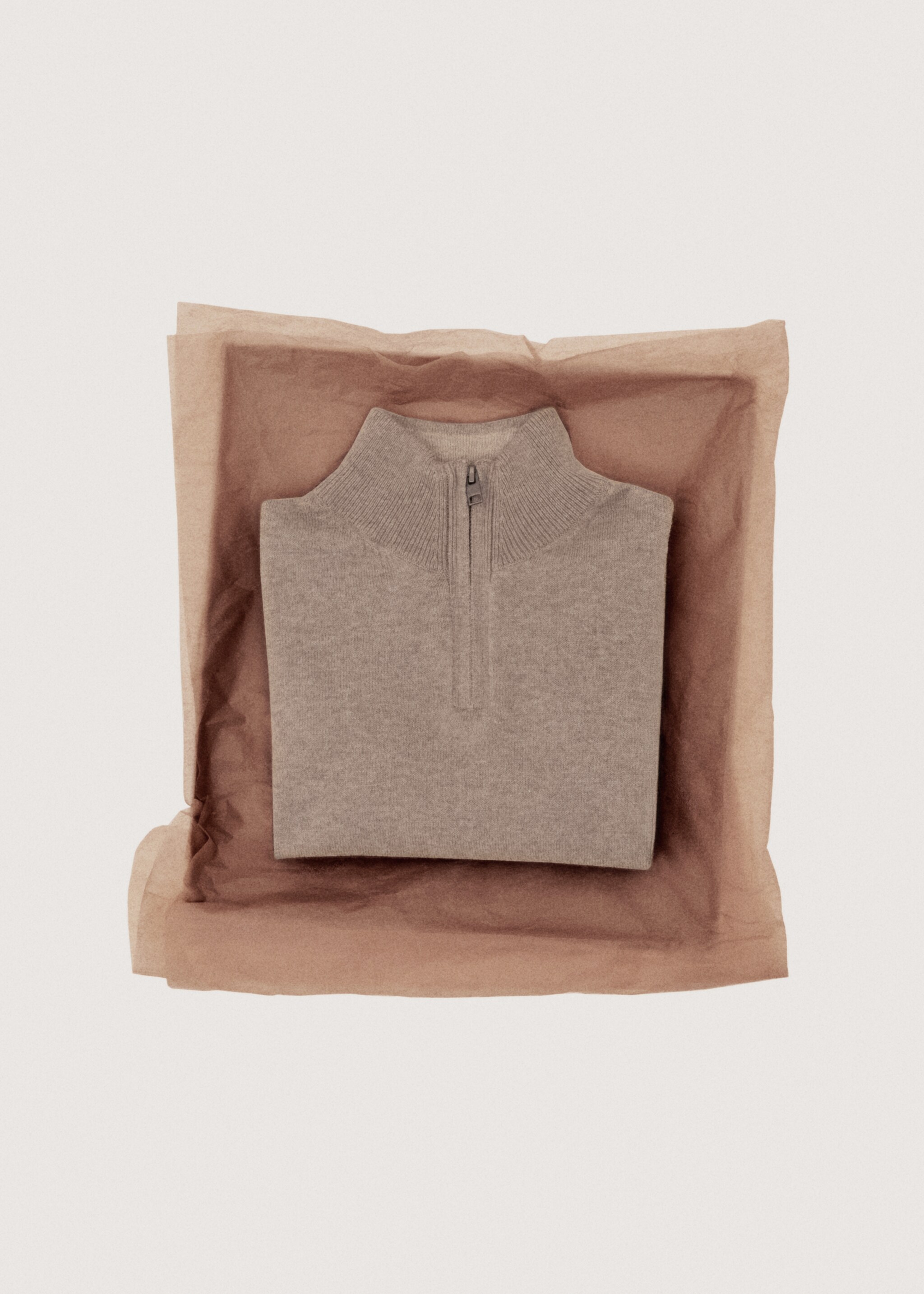Trui met trechterhals - Detail van het artikel 7, Middenbruin. Ref: 27021260-00.