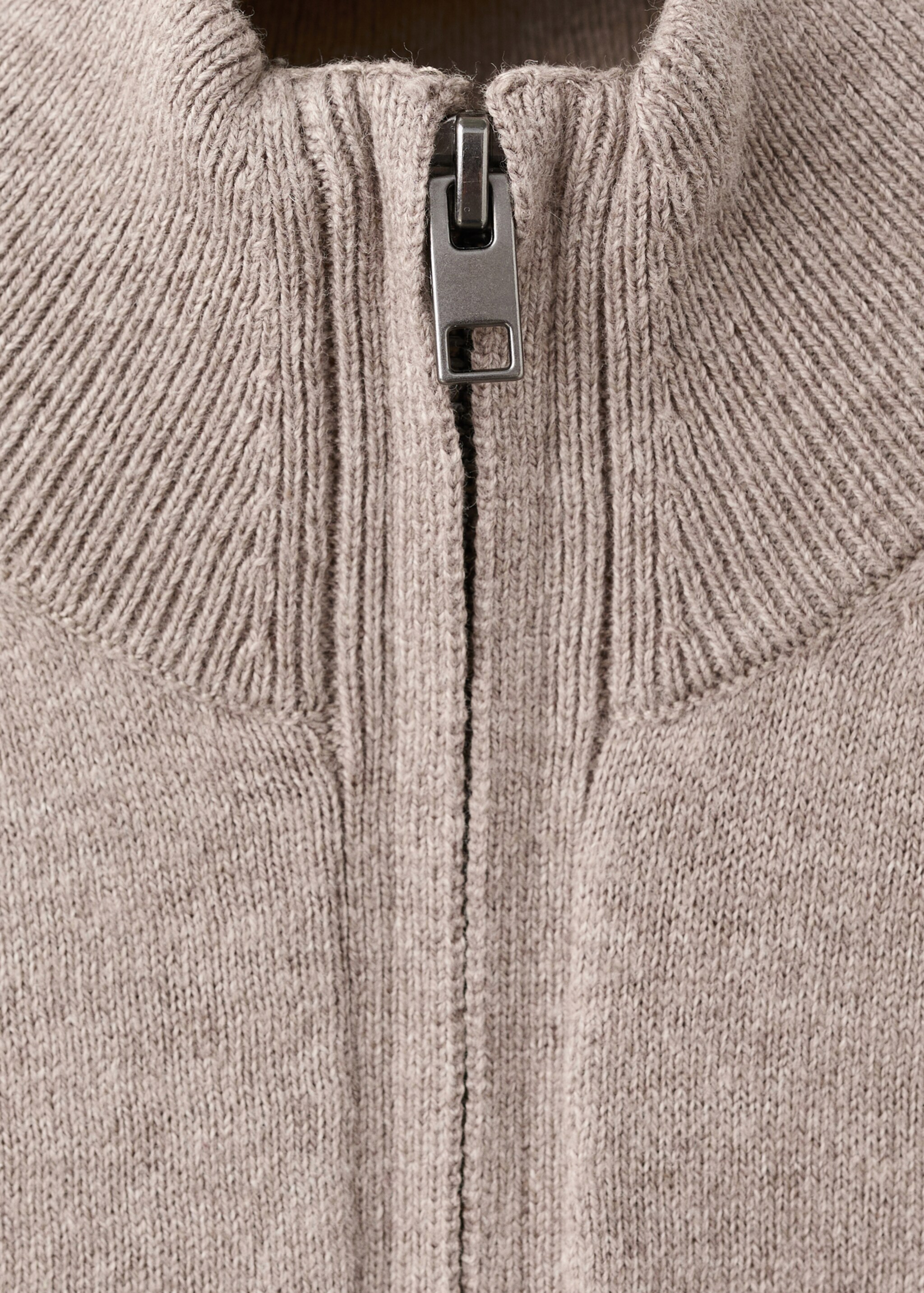 Trui met trechterhals - Detail van het artikel 8, Middenbruin. Ref: 27021260-00.