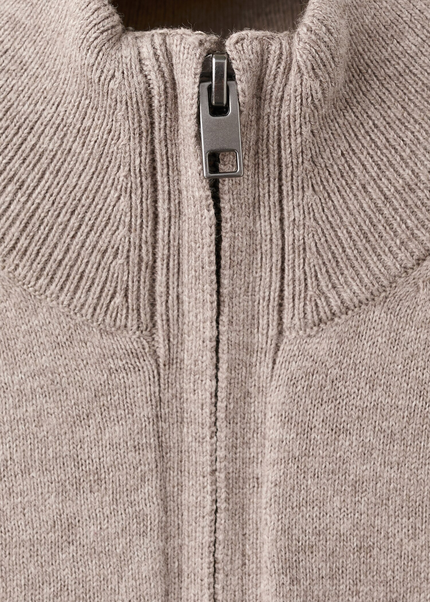 Trui met trechterhals - Detail van het artikel 8