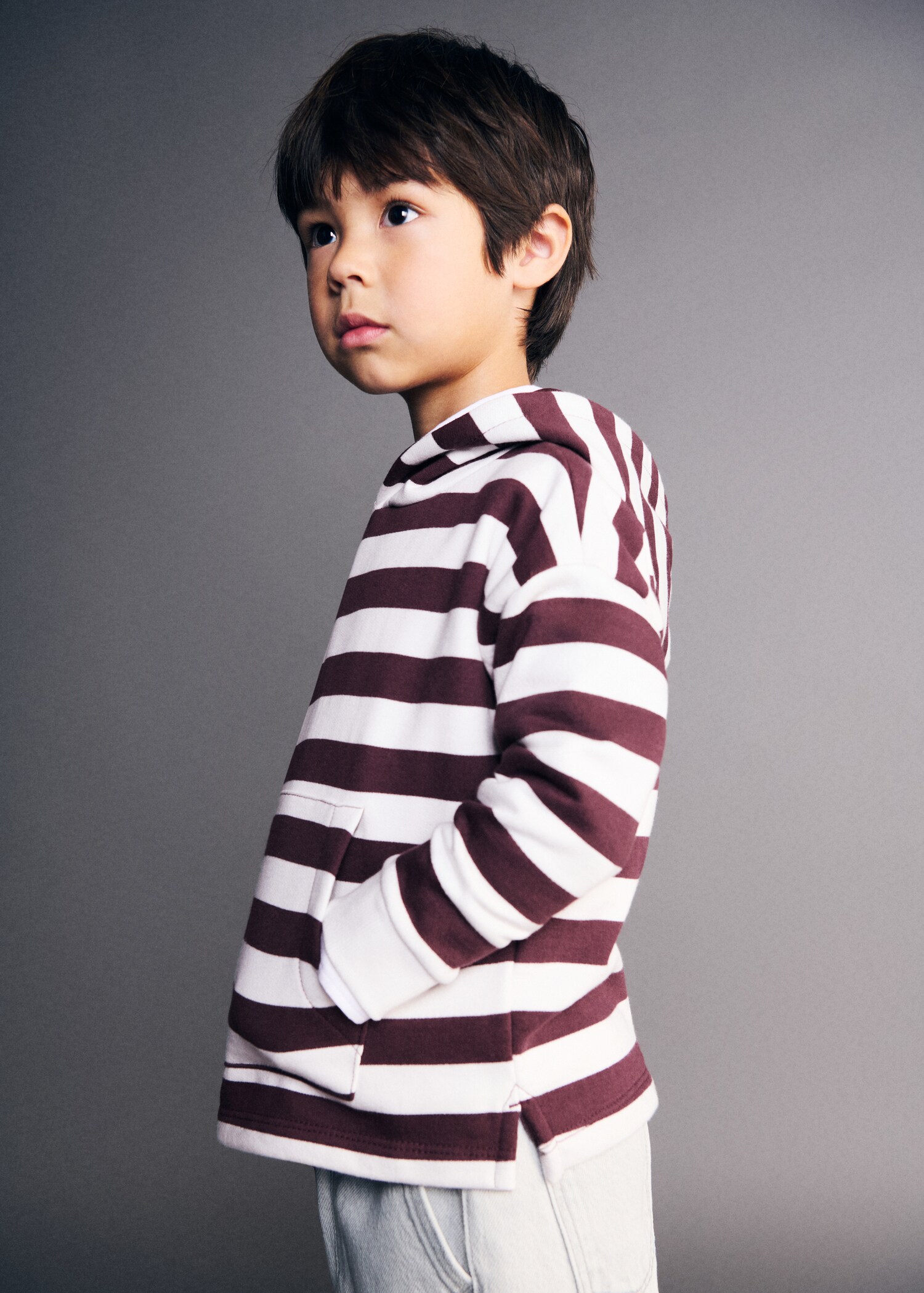 Gestreiftes Sweatshirt mit Kapuze - Mittlere Ansicht