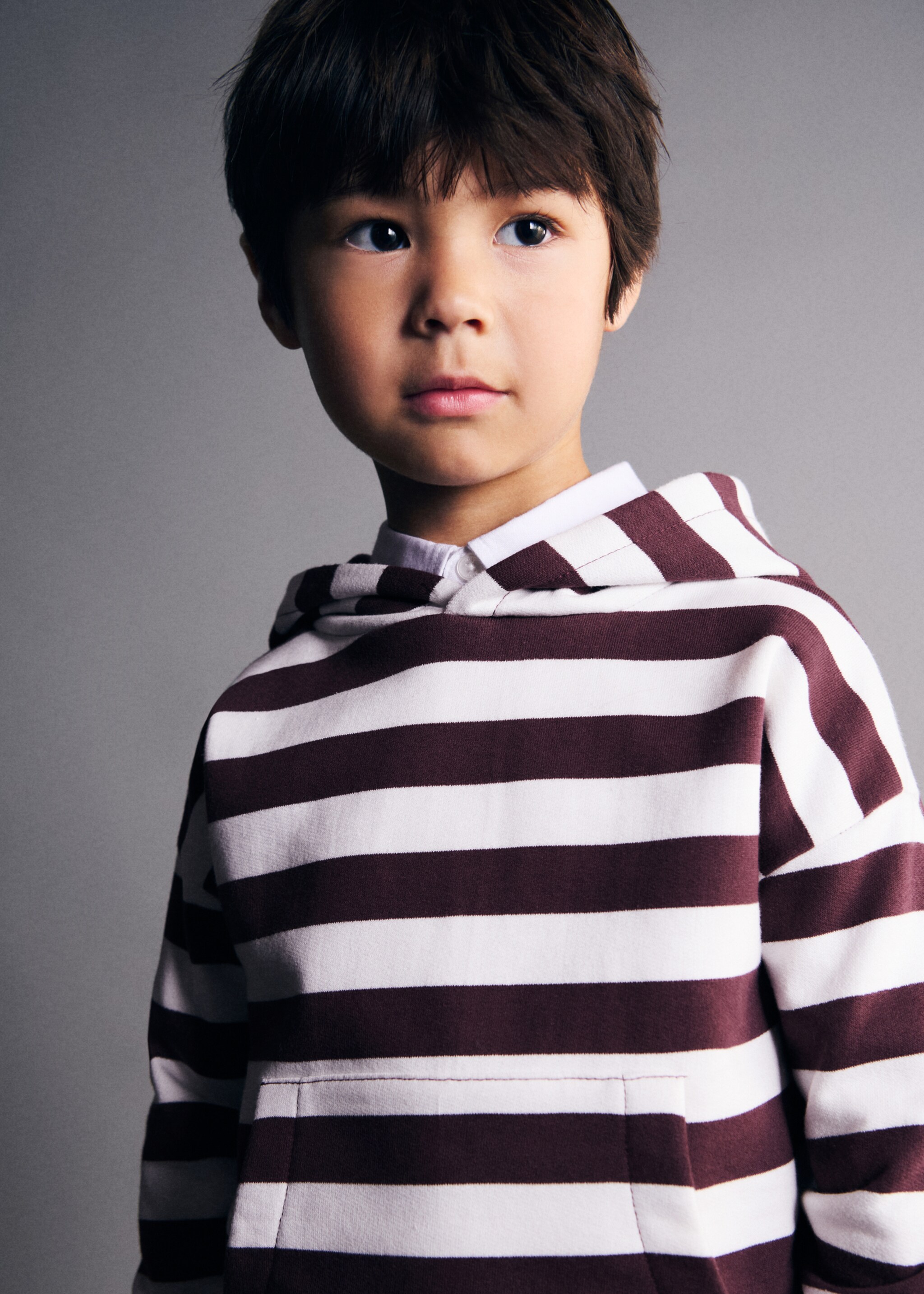 Gestreiftes Sweatshirt mit Kapuze - Detail des Artikels 1, Weinrot. Ref: 27021268-00.