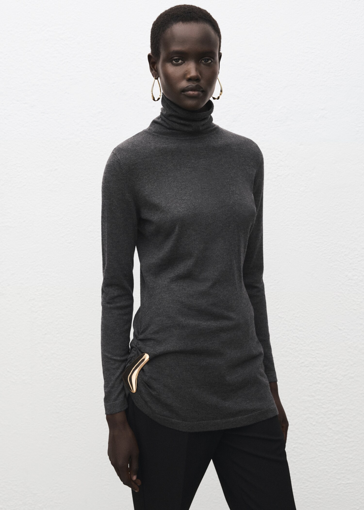 Turtleneck sweater with brooch - Medium plane