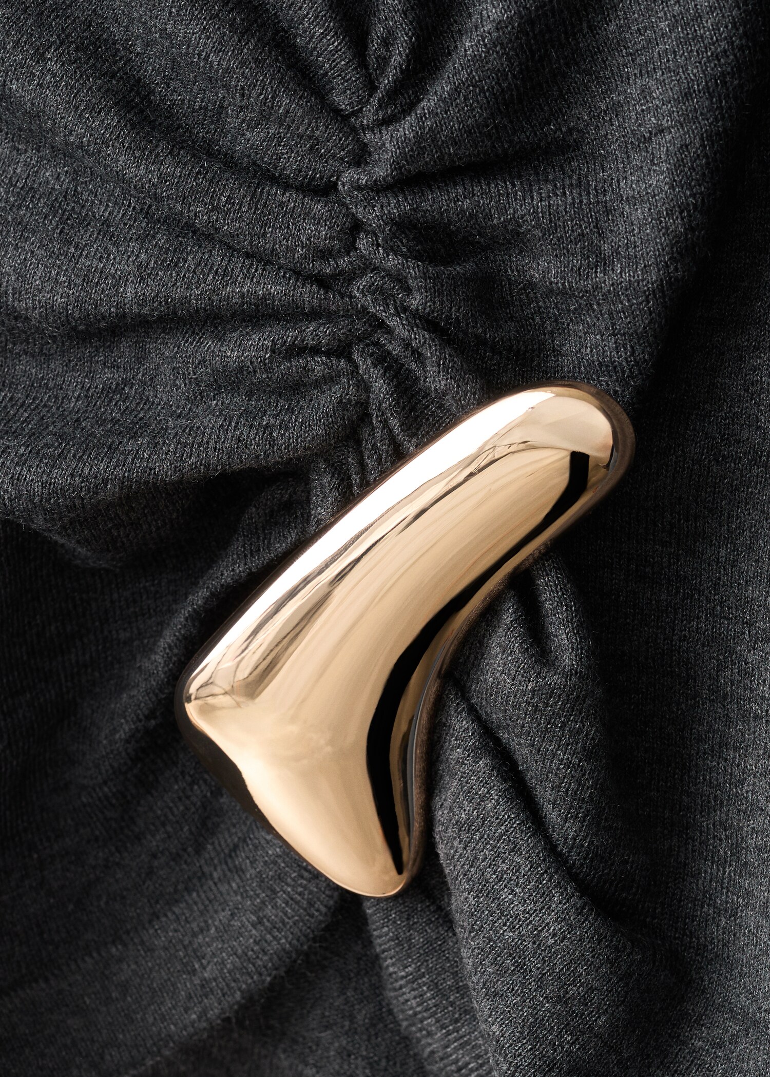 Turtleneck sweater with brooch - Details of the article 0