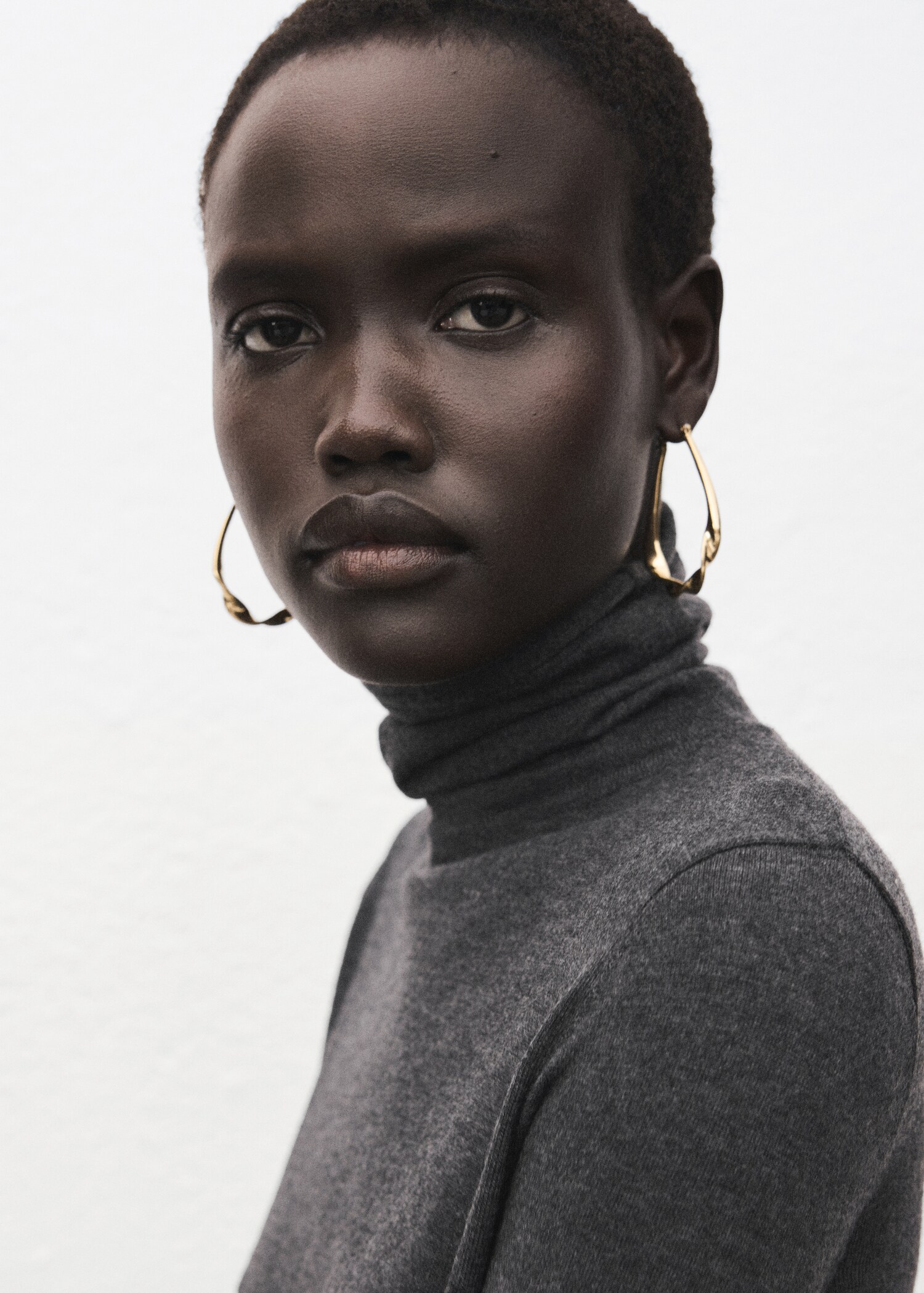 Turtleneck sweater with brooch - Details of the article 1