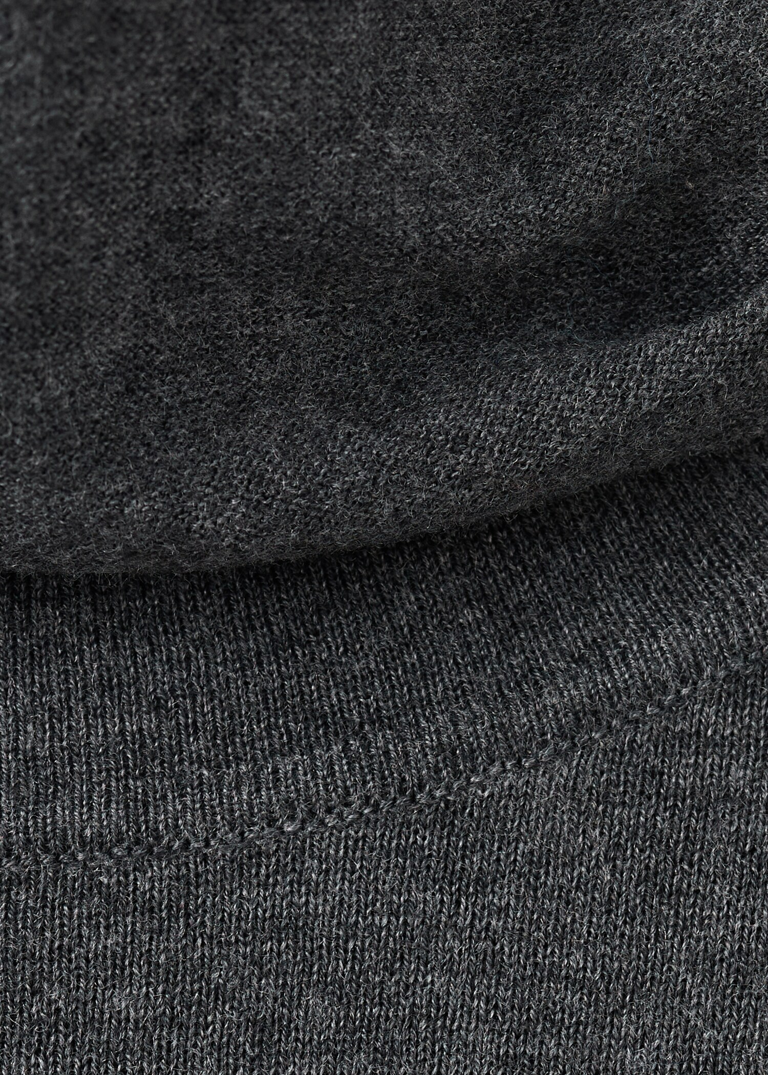 Turtleneck sweater with brooch - Details of the article 8