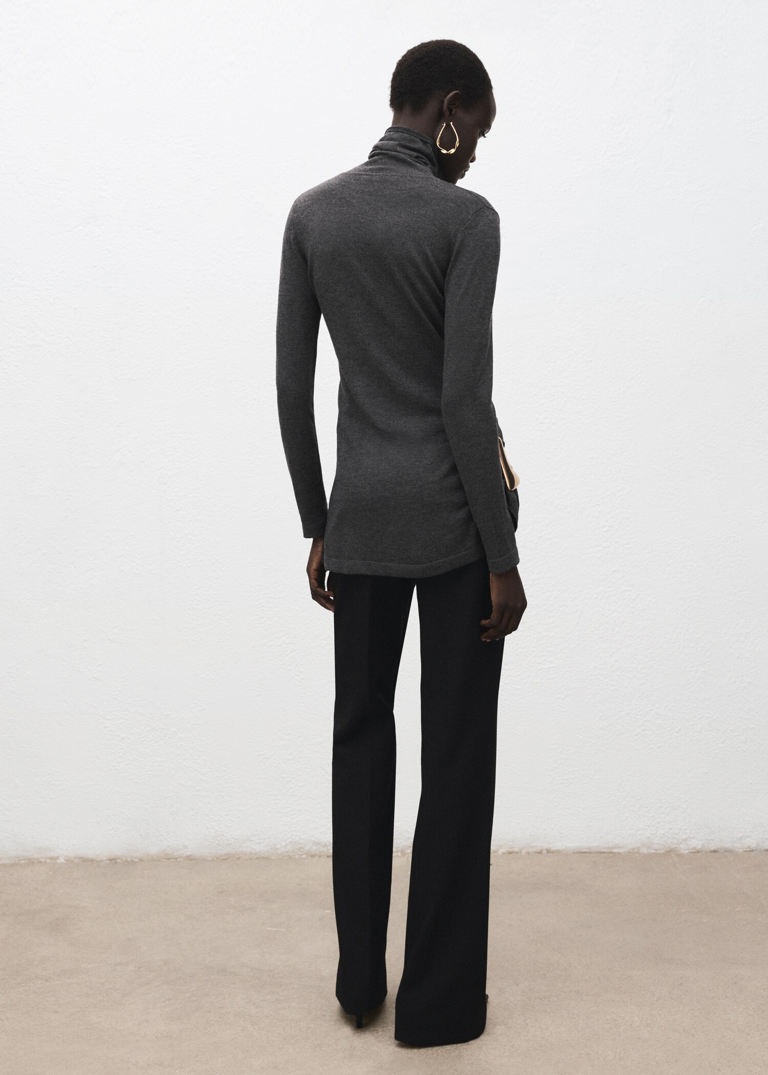 Turtleneck sweater with brooch - Reverse of the article