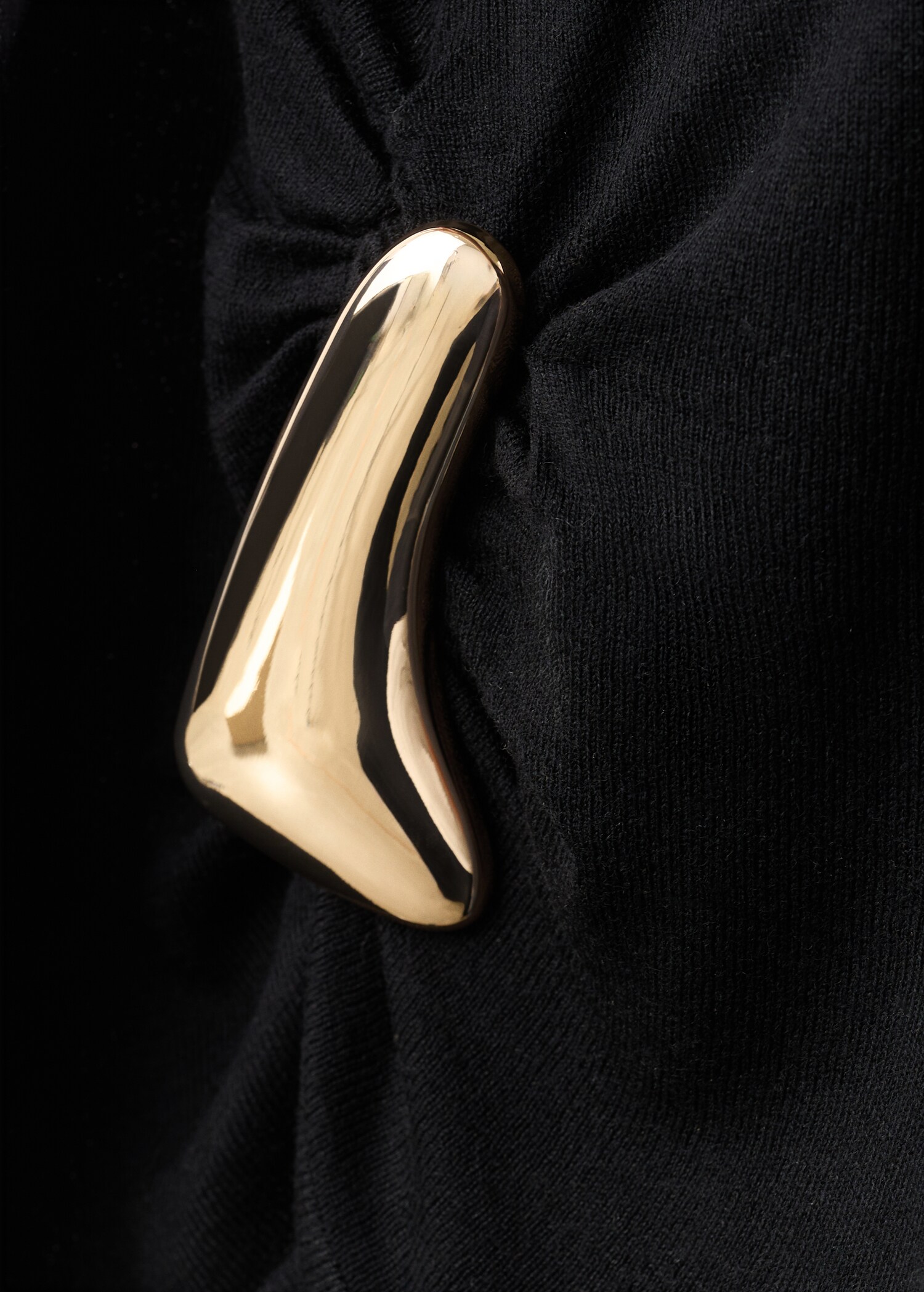 Turtleneck sweater with brooch - Details of the article 0