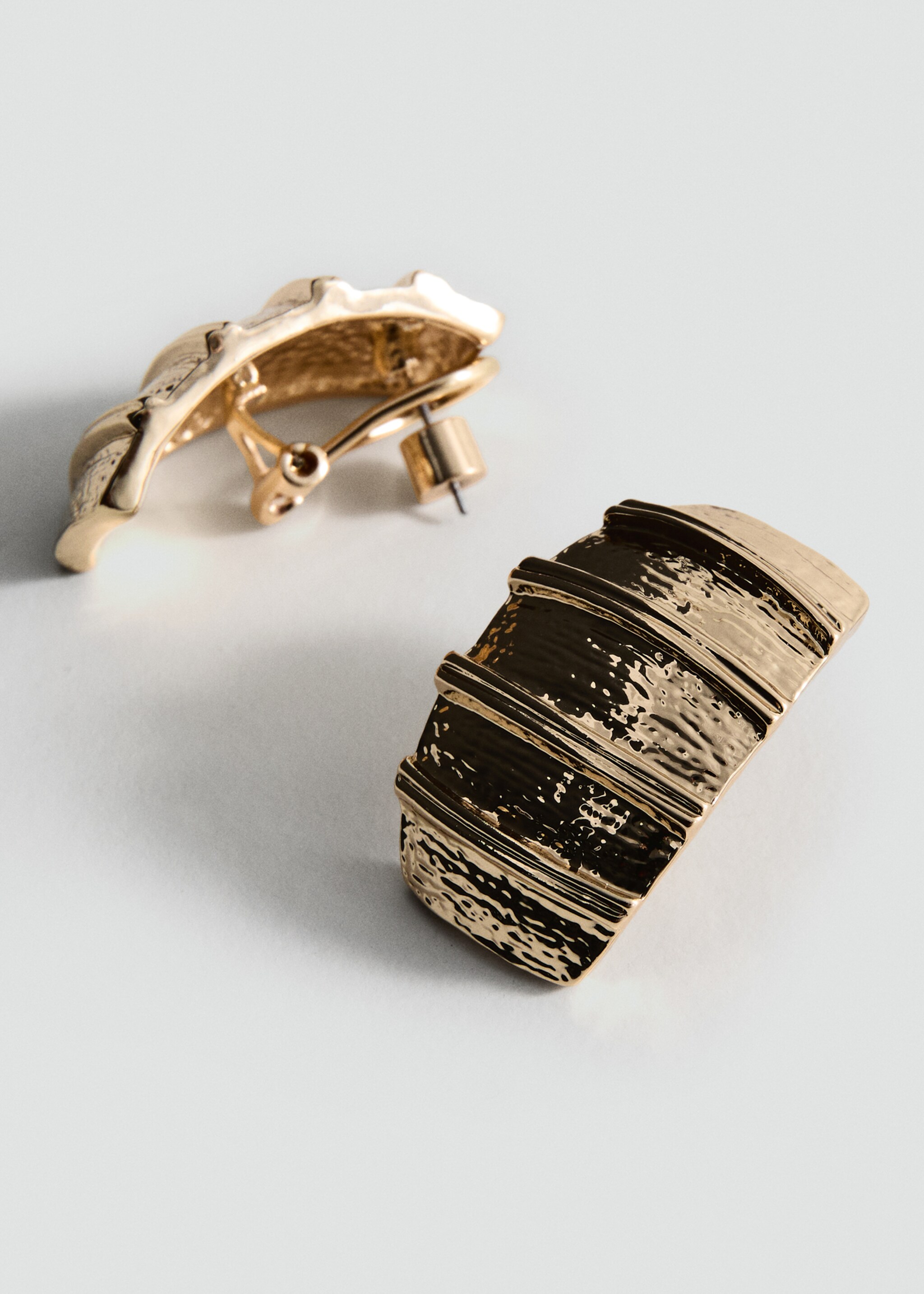 Textured-relief earrings - Medium plane, Gold. Ref: 27021281-00.