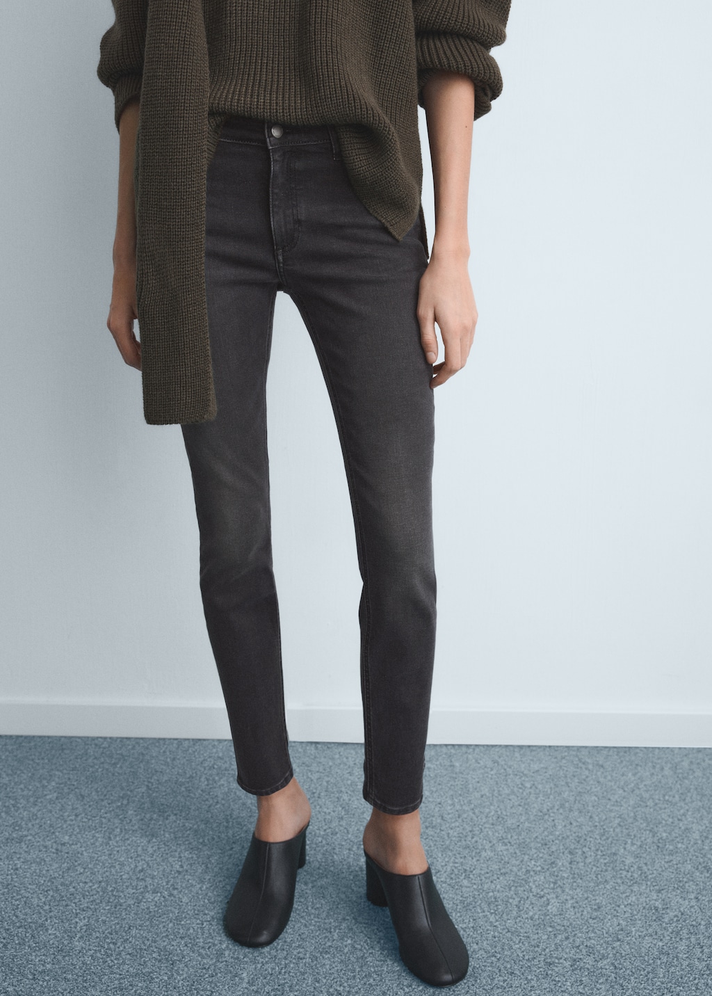 Mid-rise skinny jeans