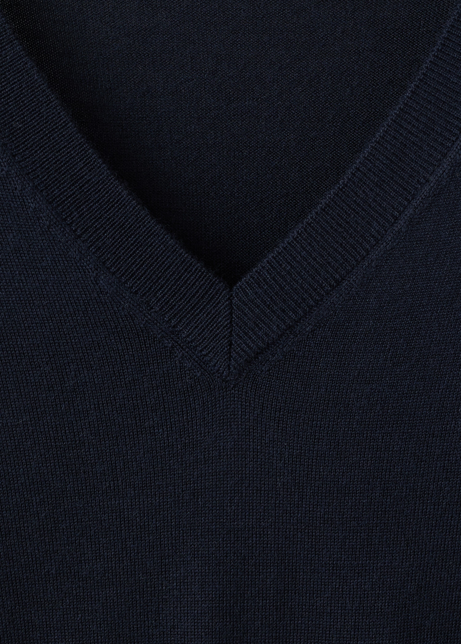 100% merino wool V-neck sweater - Details of the article 8