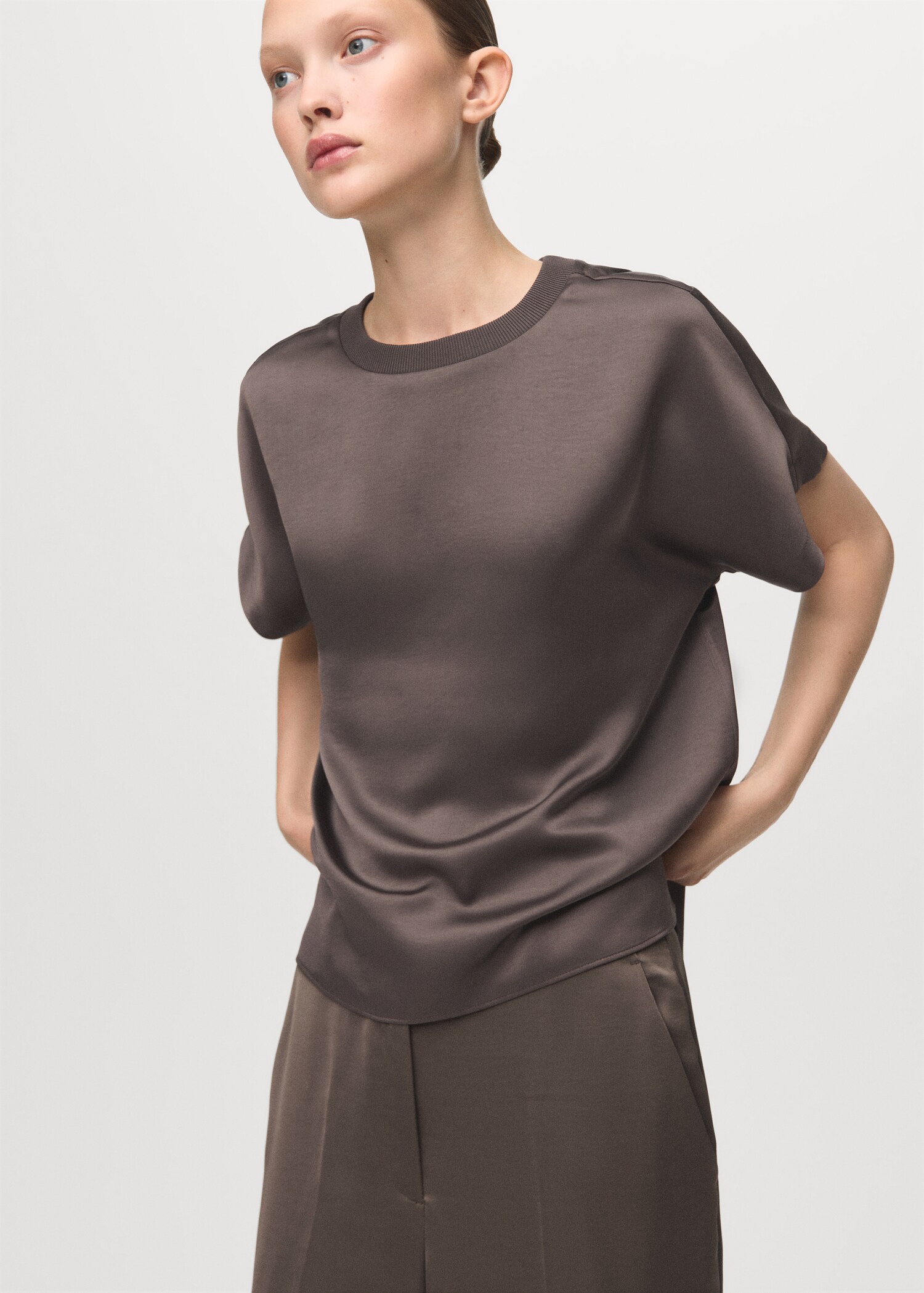 Blouse crop satinée - Plan moyen