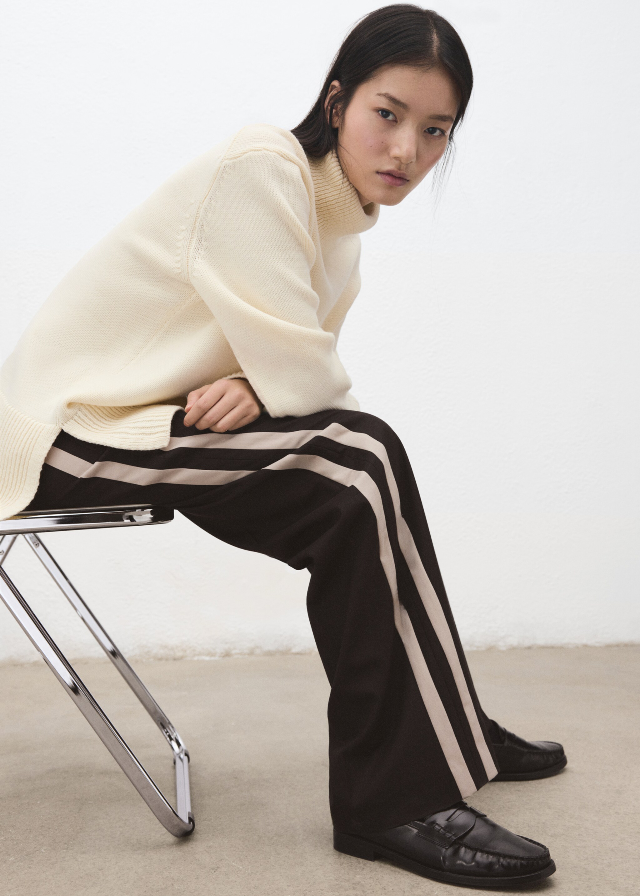 Wide-leg trousers with contrasting stripe - Details of the article 2, Chocolate. Ref: 27021296-00.
