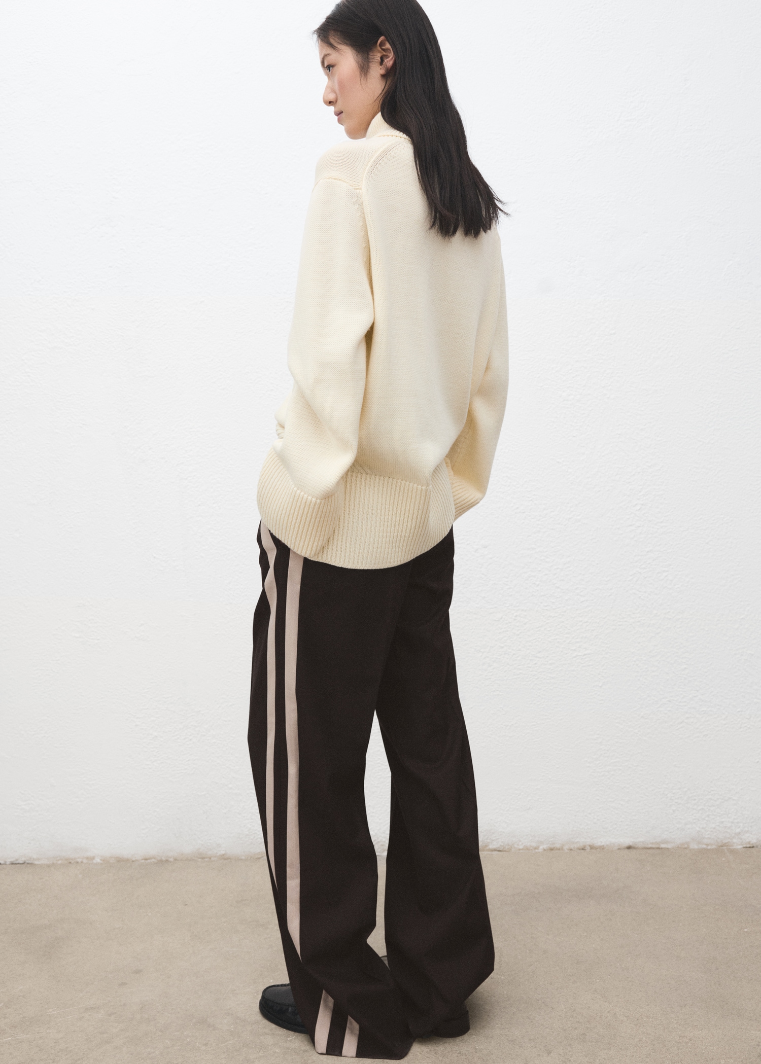 Wide-leg trousers with contrasting stripe - Reverse of the article