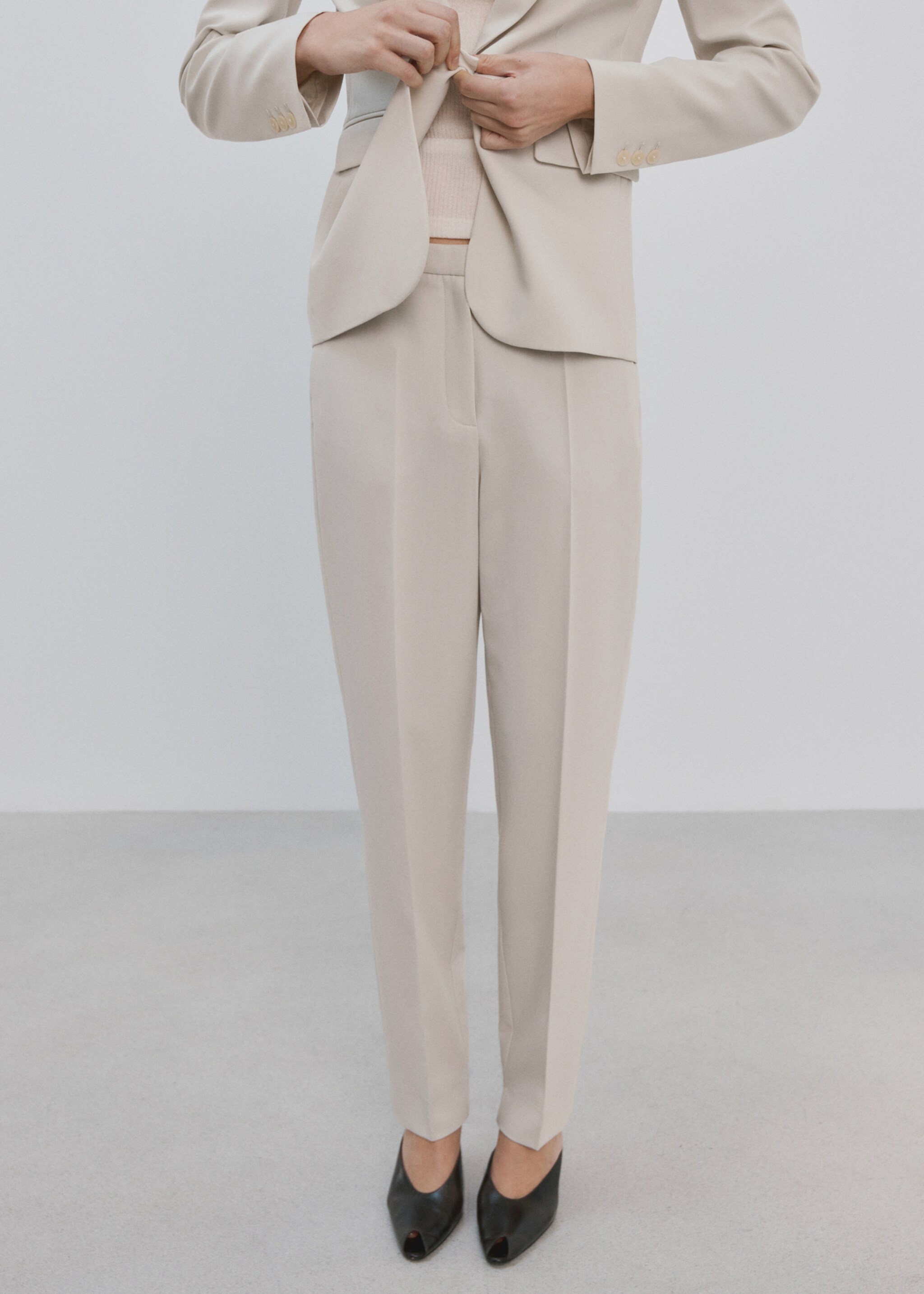 Pantalon droit costume - Plan moyen, Gris clair/pastel. Ref: 27021297-00.