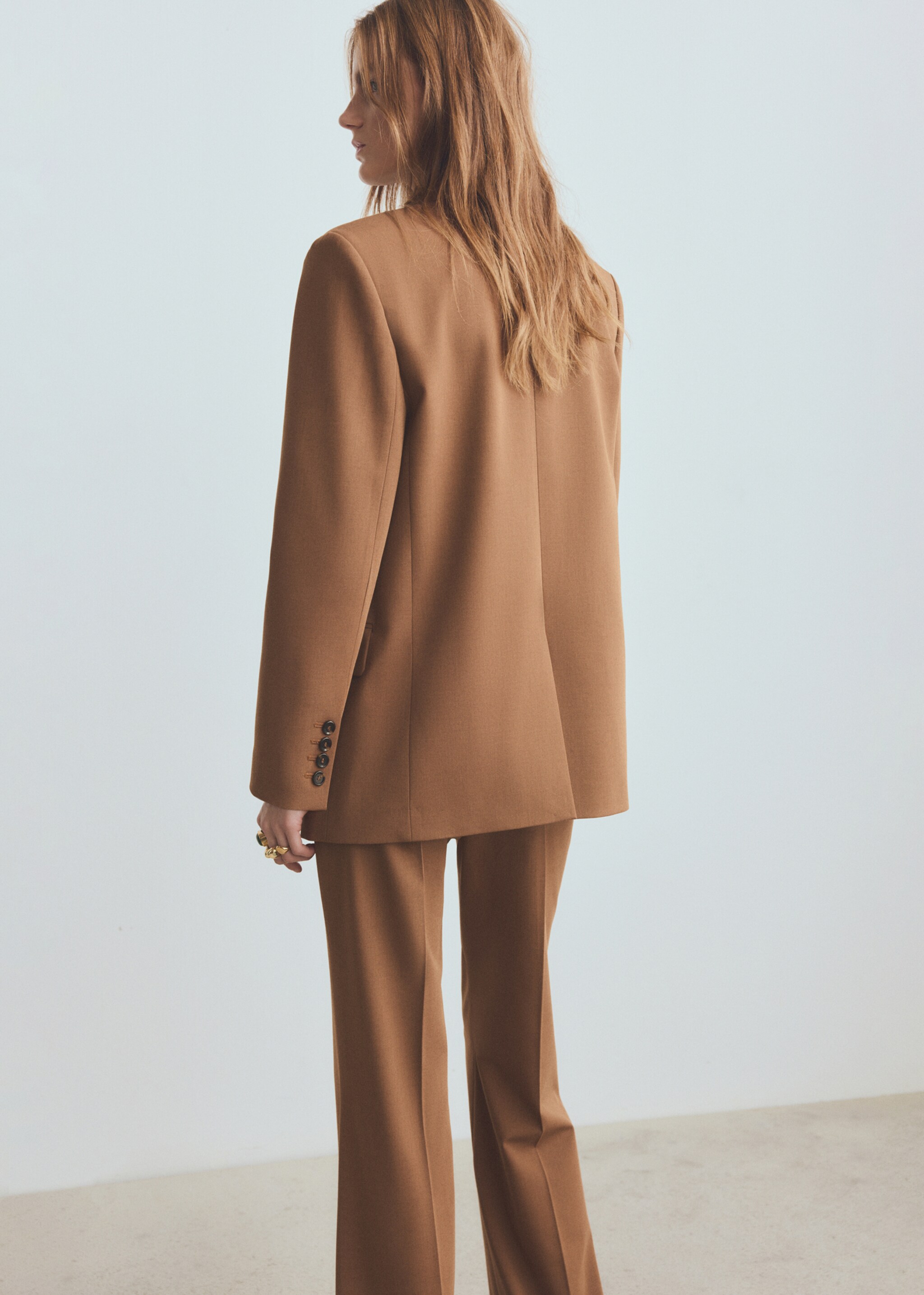 بليزر مستقيم بجيوب قلابة - الجهة الخلفية للمنتج, كراميل. Ref: 27021299-00.