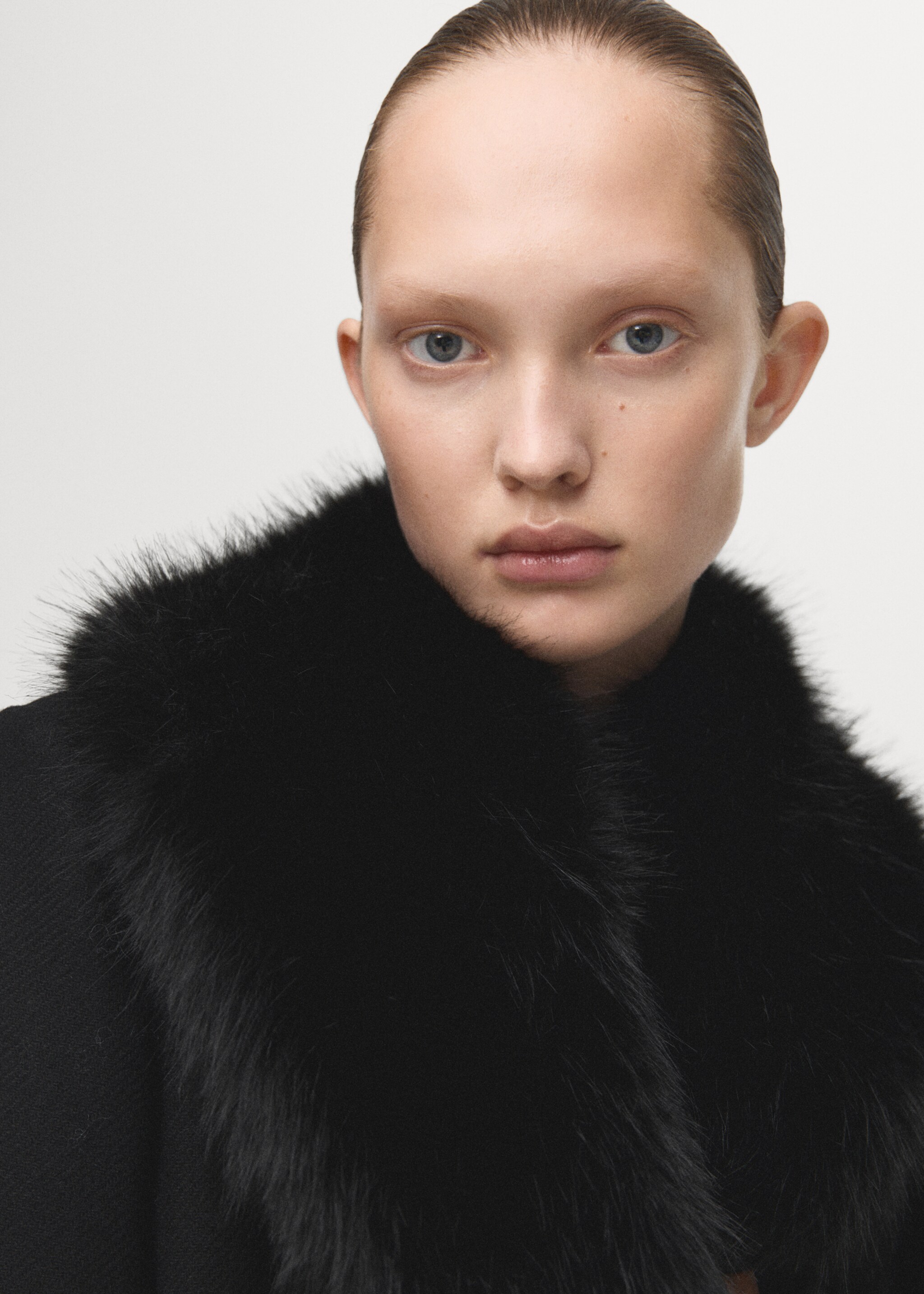 Manteco wool coat with fur collar - Details of the article 2, Black. Ref: 27021302-00.
