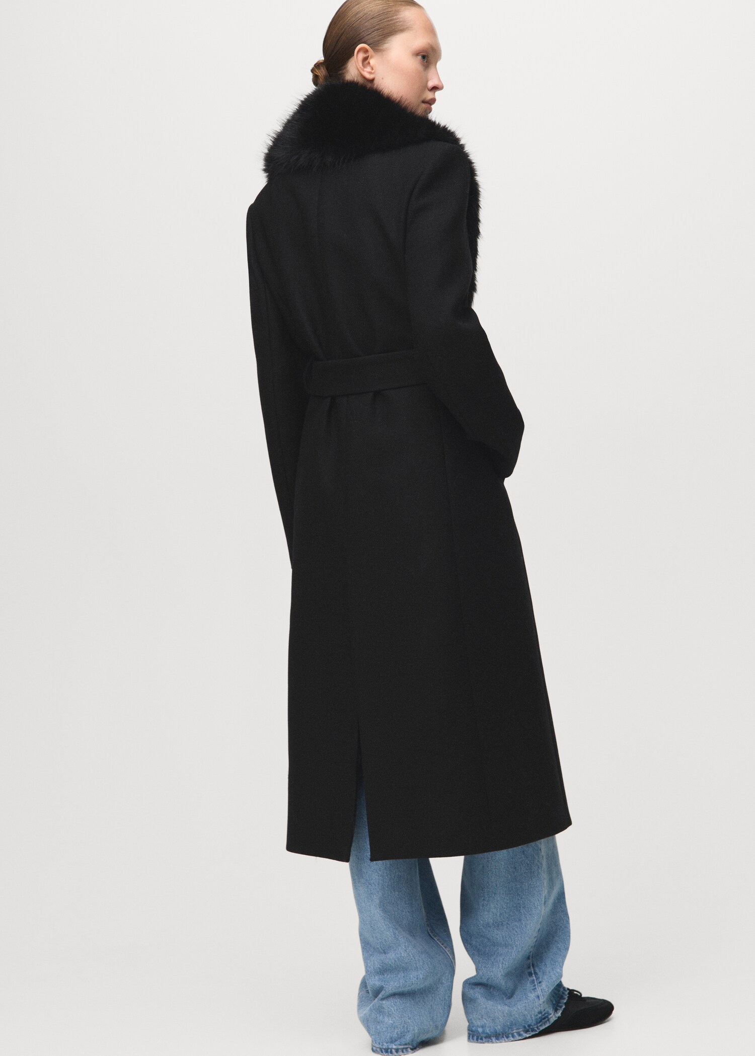 Manteco Wollmantel mit Fellkragen - Rückseite des Artikels