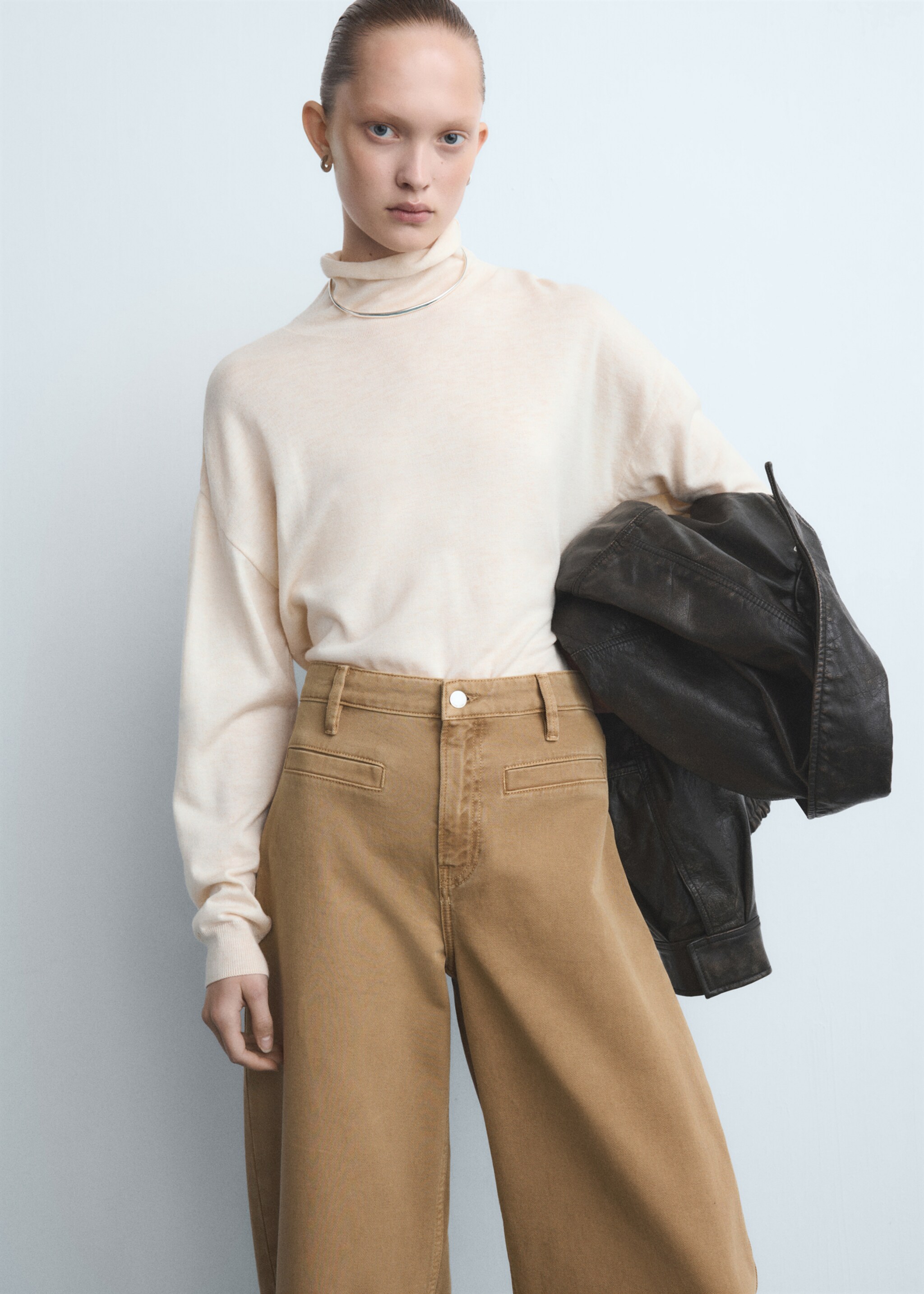 Balloon jeans with welt pockets - Details of the article 2, Caramel. Ref: 27021317-00.