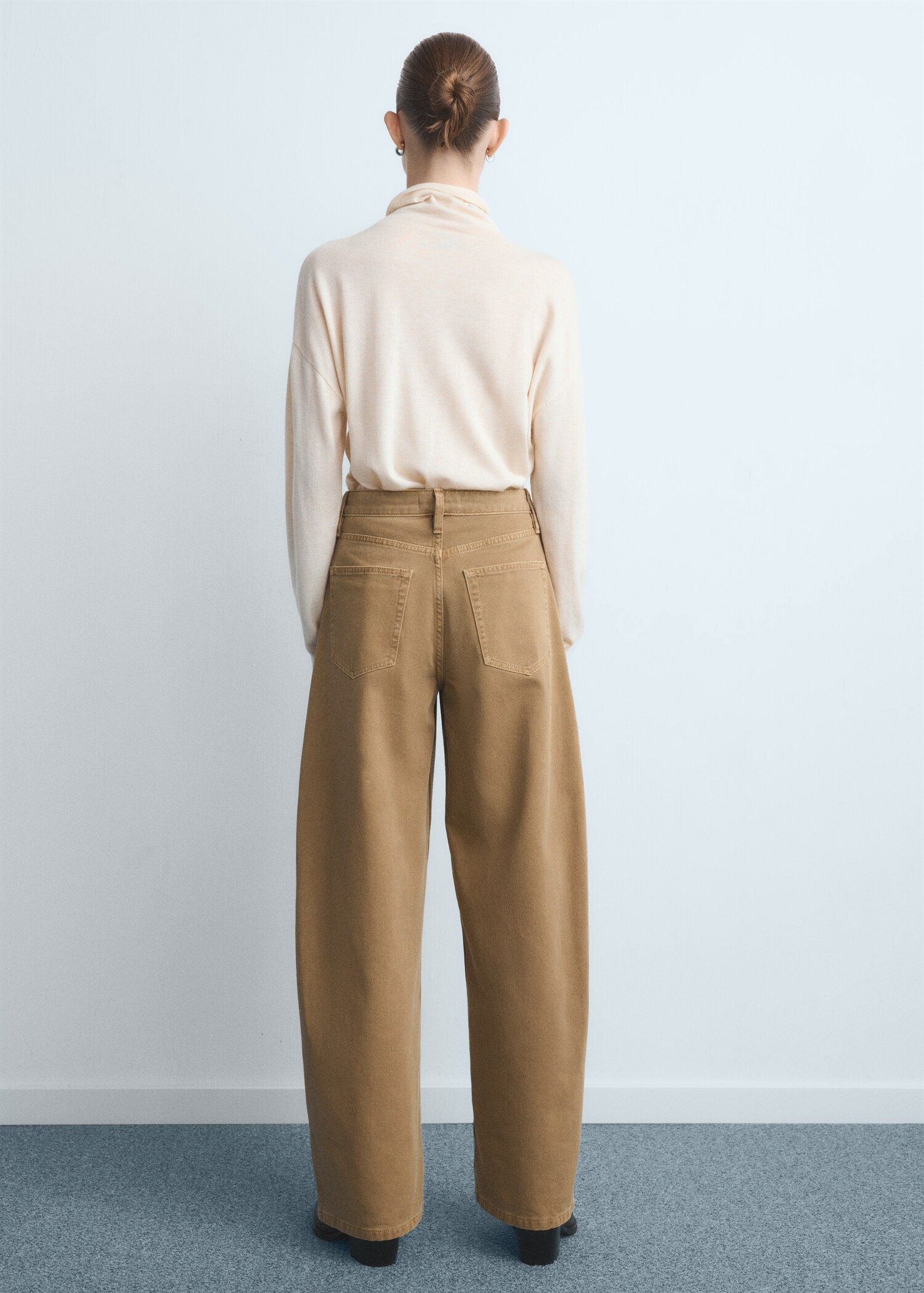 Balloon jeans with welt pockets - Reverse of the article